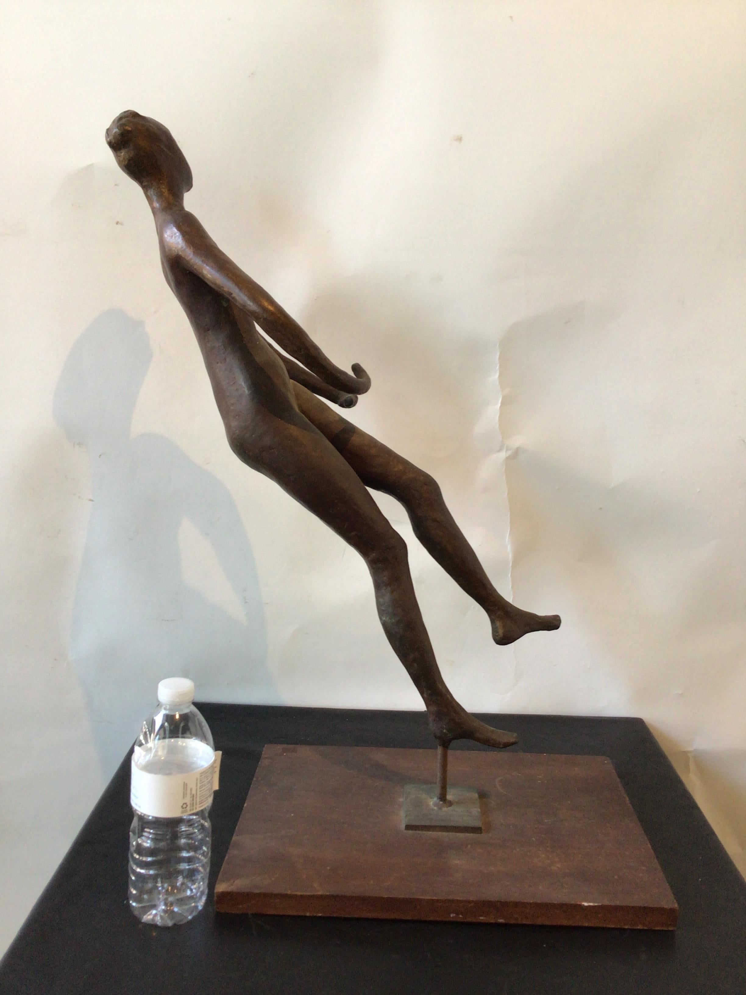 Milieu du XXe siècle Sculpture en bronze des années 1950 d'une femme nue sur socle en bois en vente