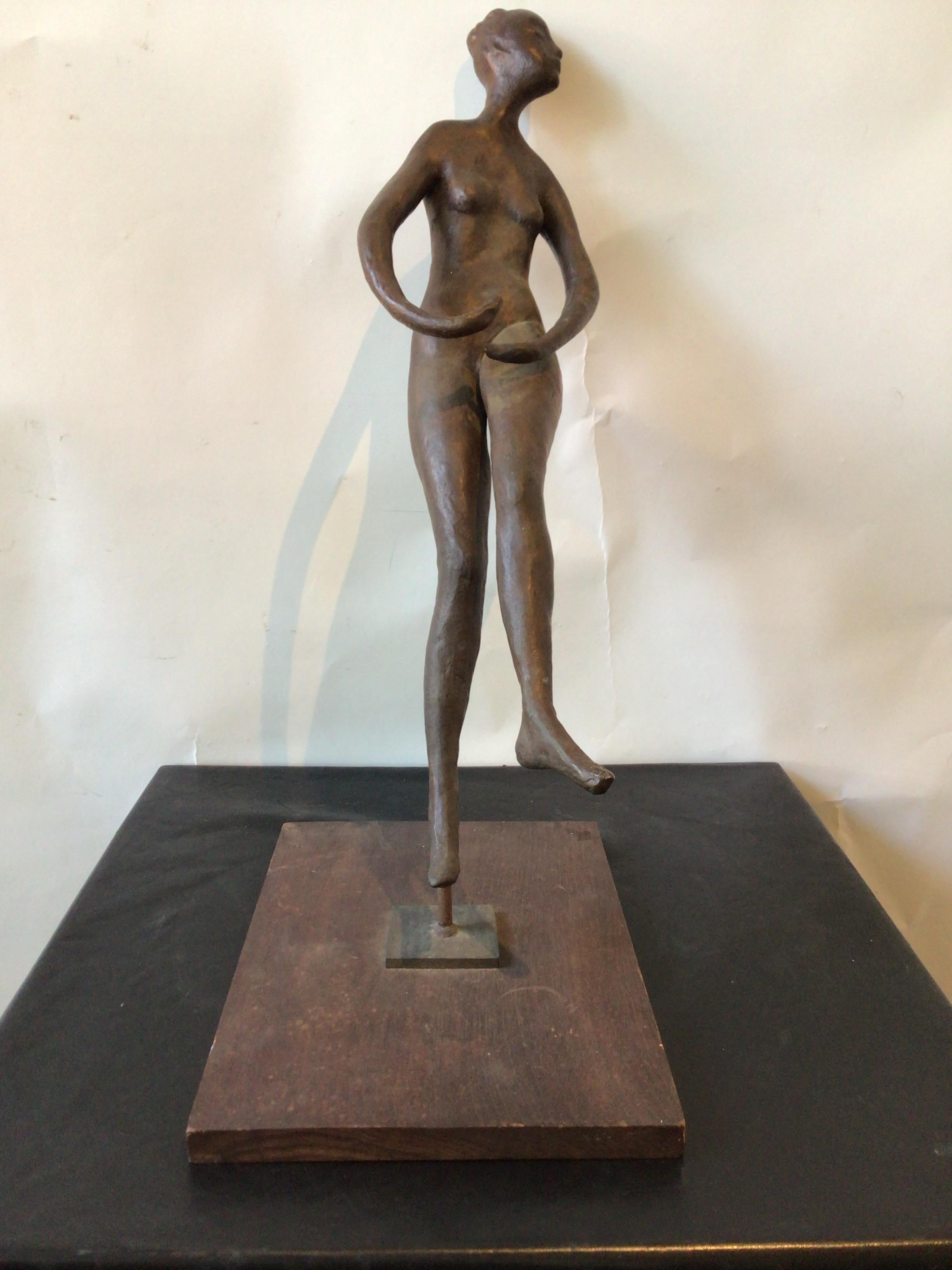 Bronze Sculpture en bronze des années 1950 d'une femme nue sur socle en bois en vente