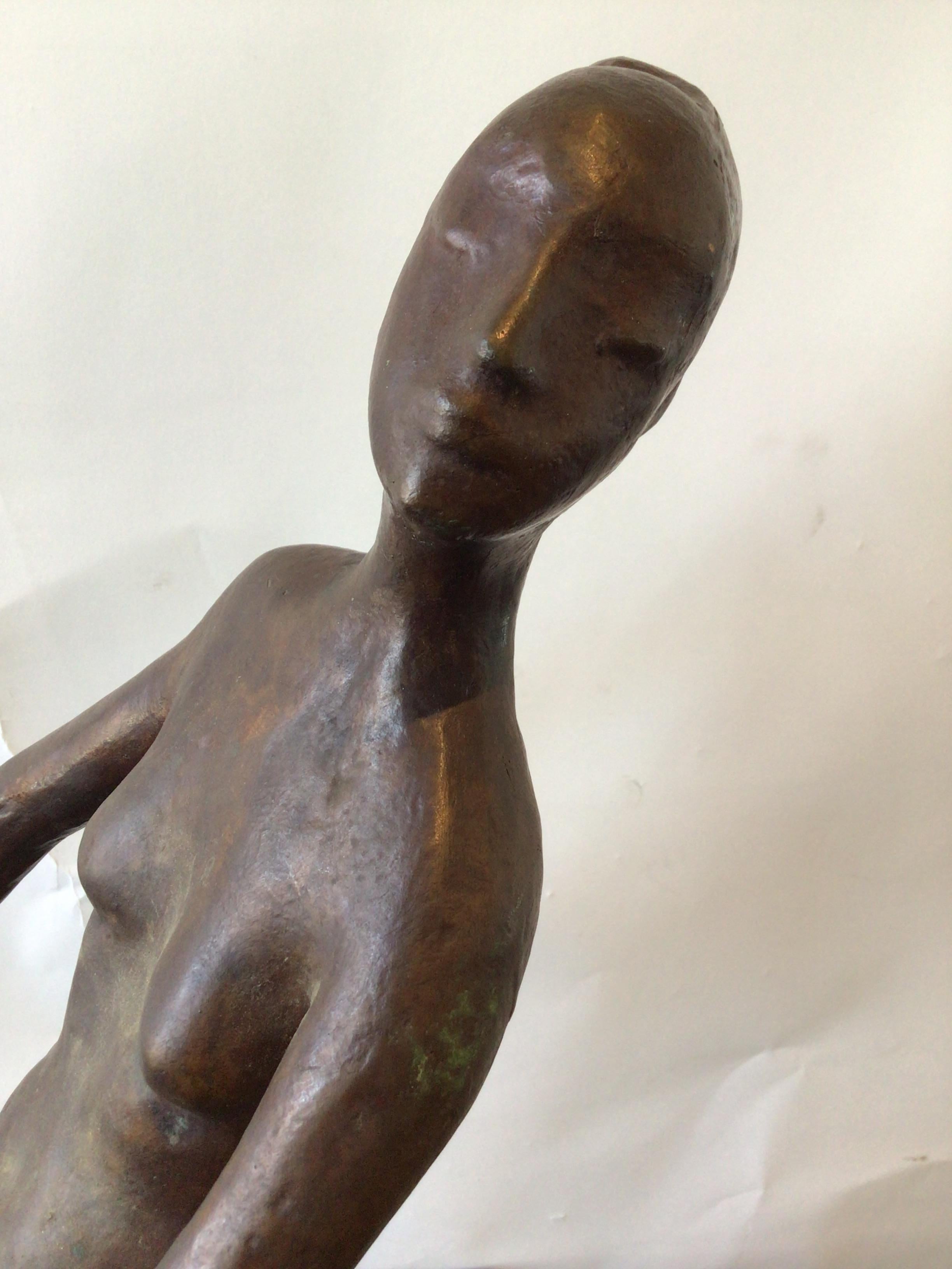 Sculpture en bronze des années 1950 d'une femme nue sur socle en bois en vente 1