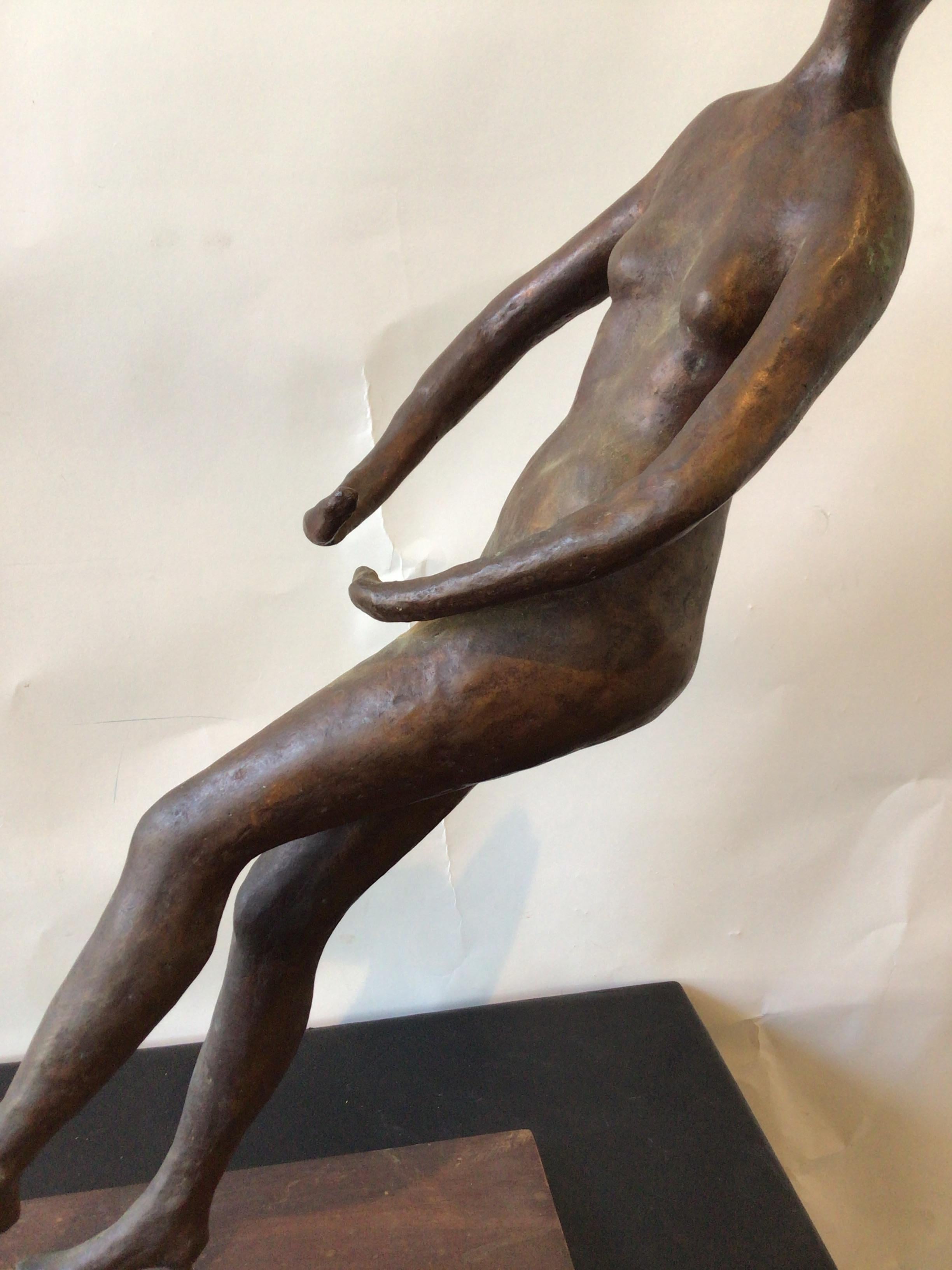 Sculpture en bronze des années 1950 d'une femme nue sur socle en bois en vente 2