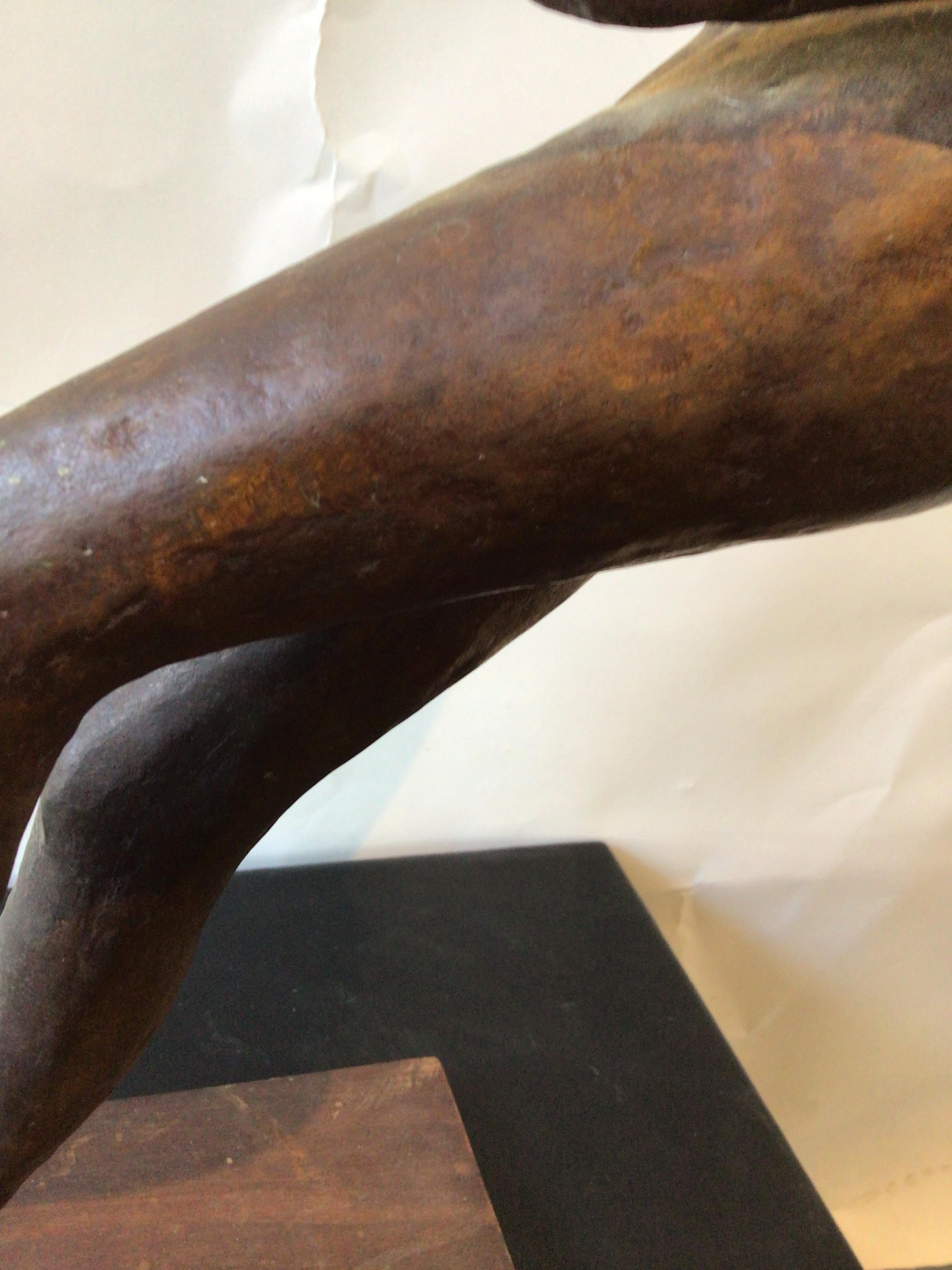 Sculpture en bronze des années 1950 d'une femme nue sur socle en bois en vente 4