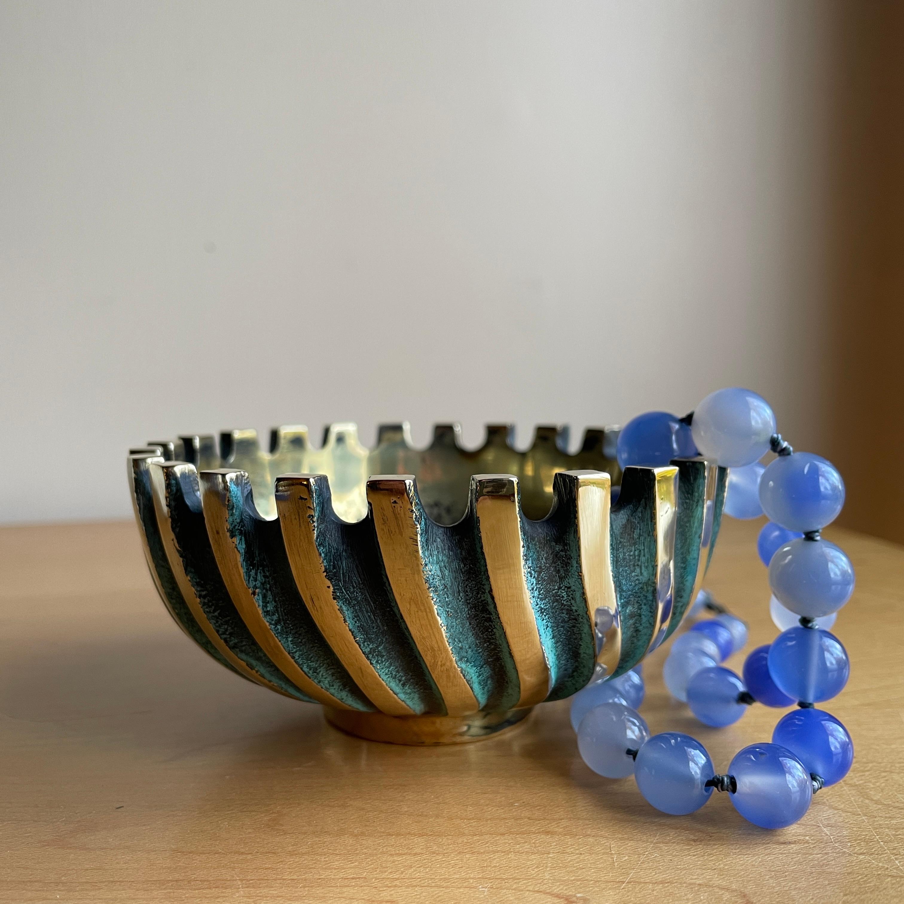 Una de las piezas realmente destacadas del Medio Siglo israelí, Firmada a mano en el molde. Gran tacto en la mano, con la divina pesadez del Bronce.  El contraste entre las superficies mates patinadas y las superficies pulidas arremolinadas es