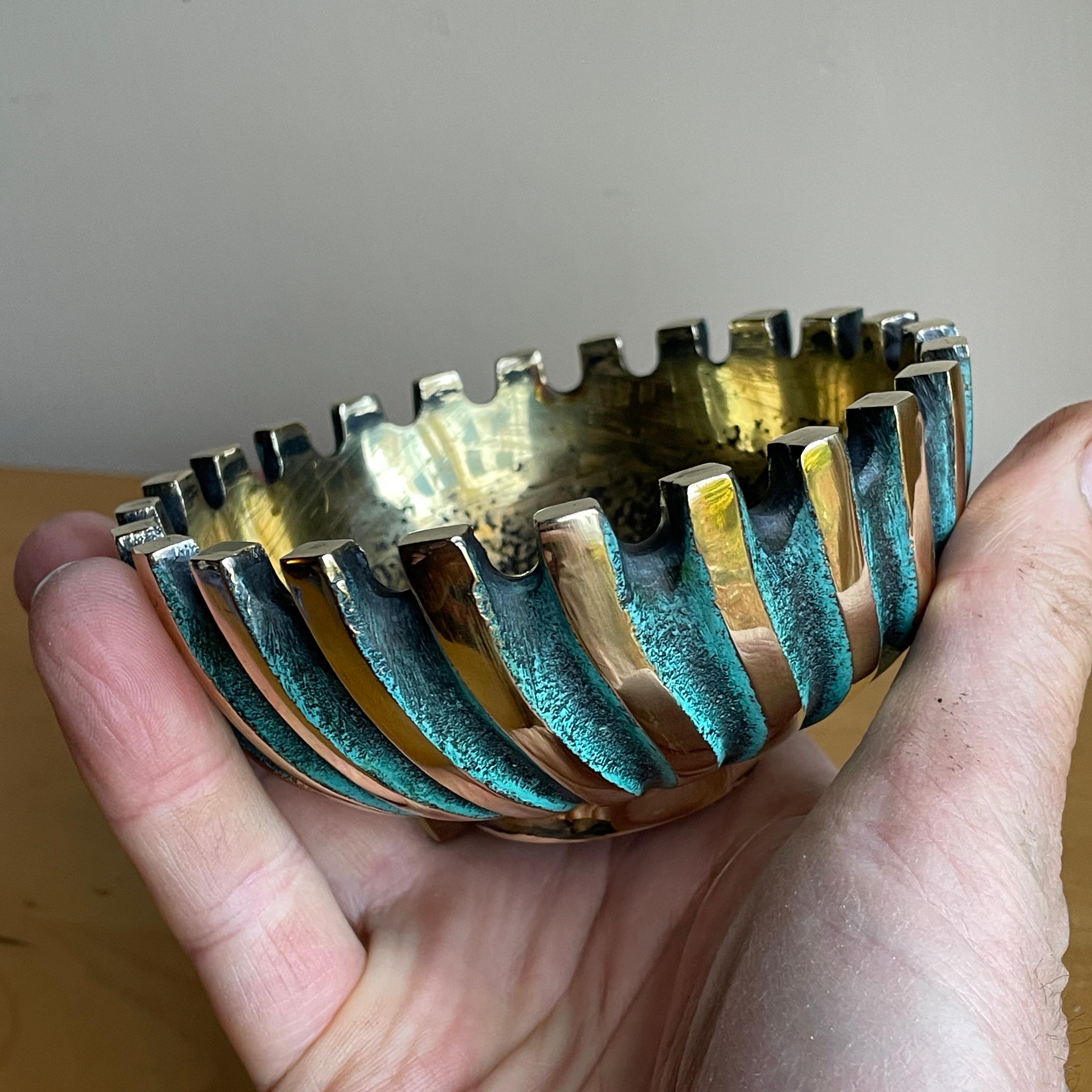 1950s Bronce Sólido Fundido Tazón Remolino Cenicero Cigarrillo Fiesta Tazón Candy Dish en Bueno estado para la venta en Hyattsville, MD