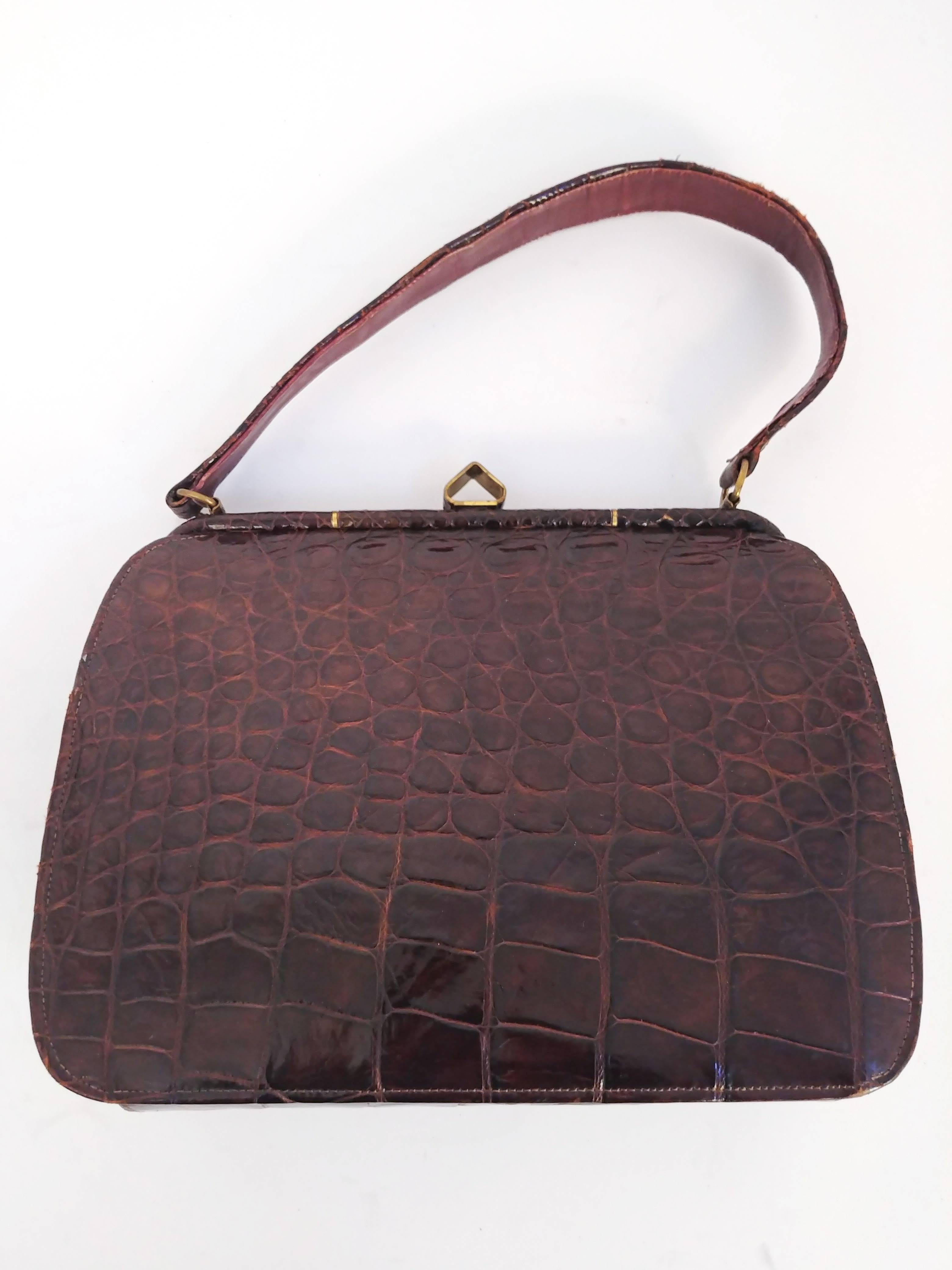sac à main en alligator brun des années 1950. Intéressant fermoir décoratif de forme en or sur le dessus. Doublure en cuir. 