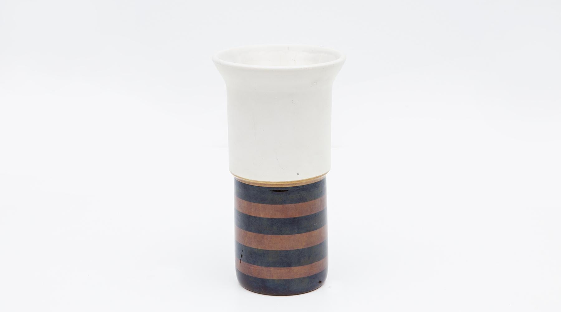 Vase by Ettore Sottsass in brown and white, Italy, 1959.

Nicely shaped ceramic vase designed by famous Italian Ettore Sottsass. He was an architect and designer of the late 20th century. His body of designs included furniture, jewelry, glass,