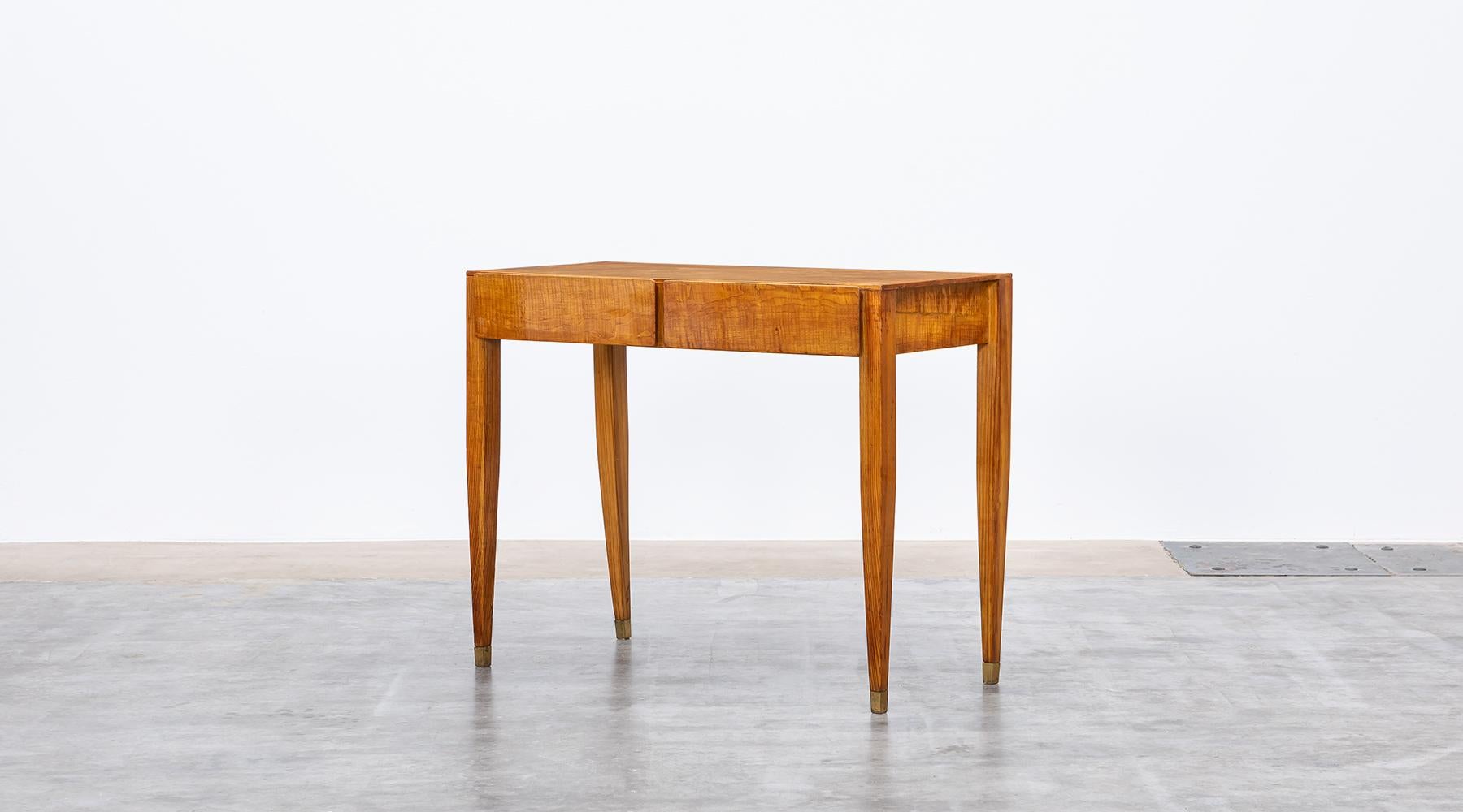 Console or side table, ash, two drawers, Gio Ponti, Italy, 1953.

A beautiful side table or console made of ash, designed by the famous Gio Ponti. The unusual height enhances the elegance of the object. This object is from a furniture series once
