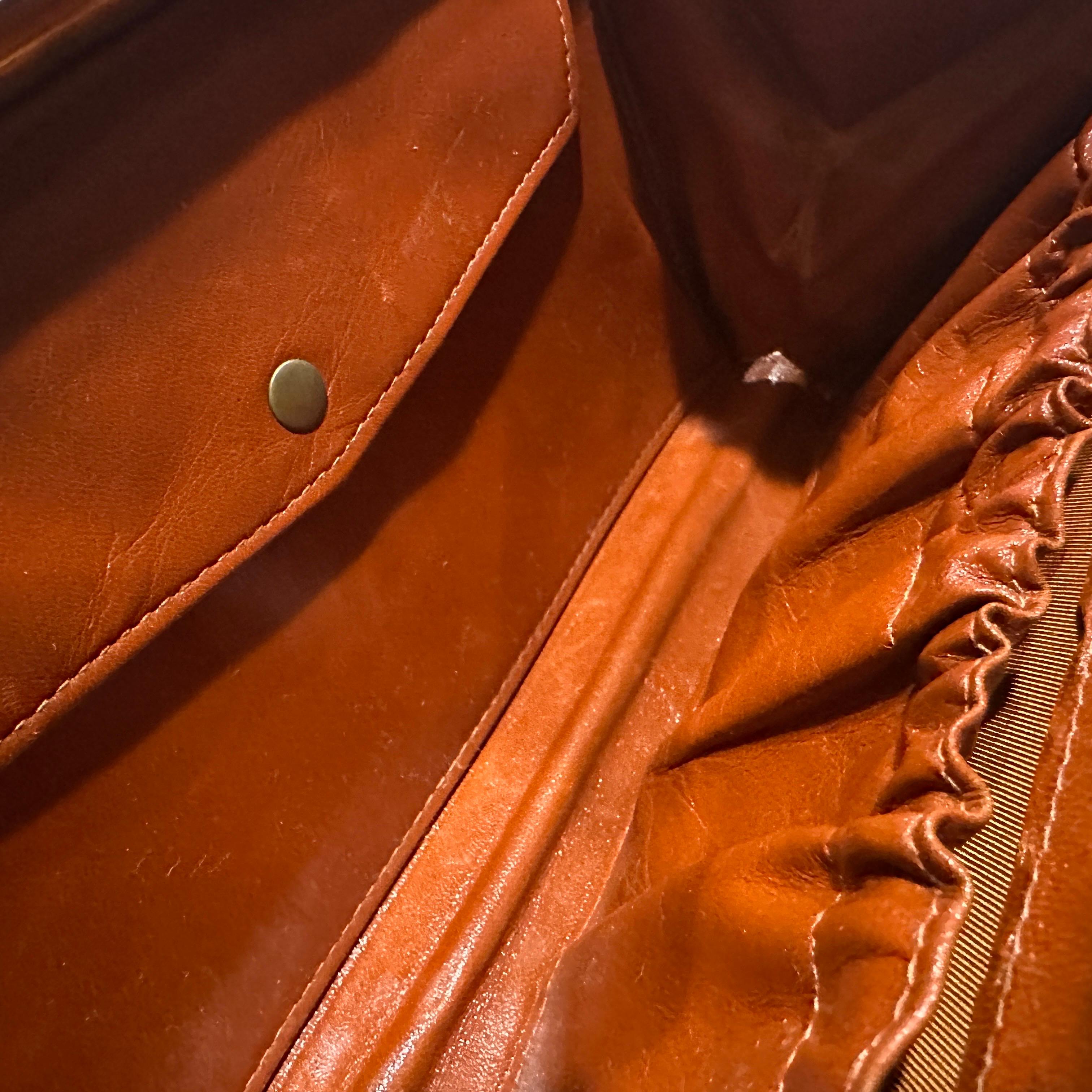 Women's or Men's 1950s Brown Bakelite and Leather Italian Clutch Bag For Sale