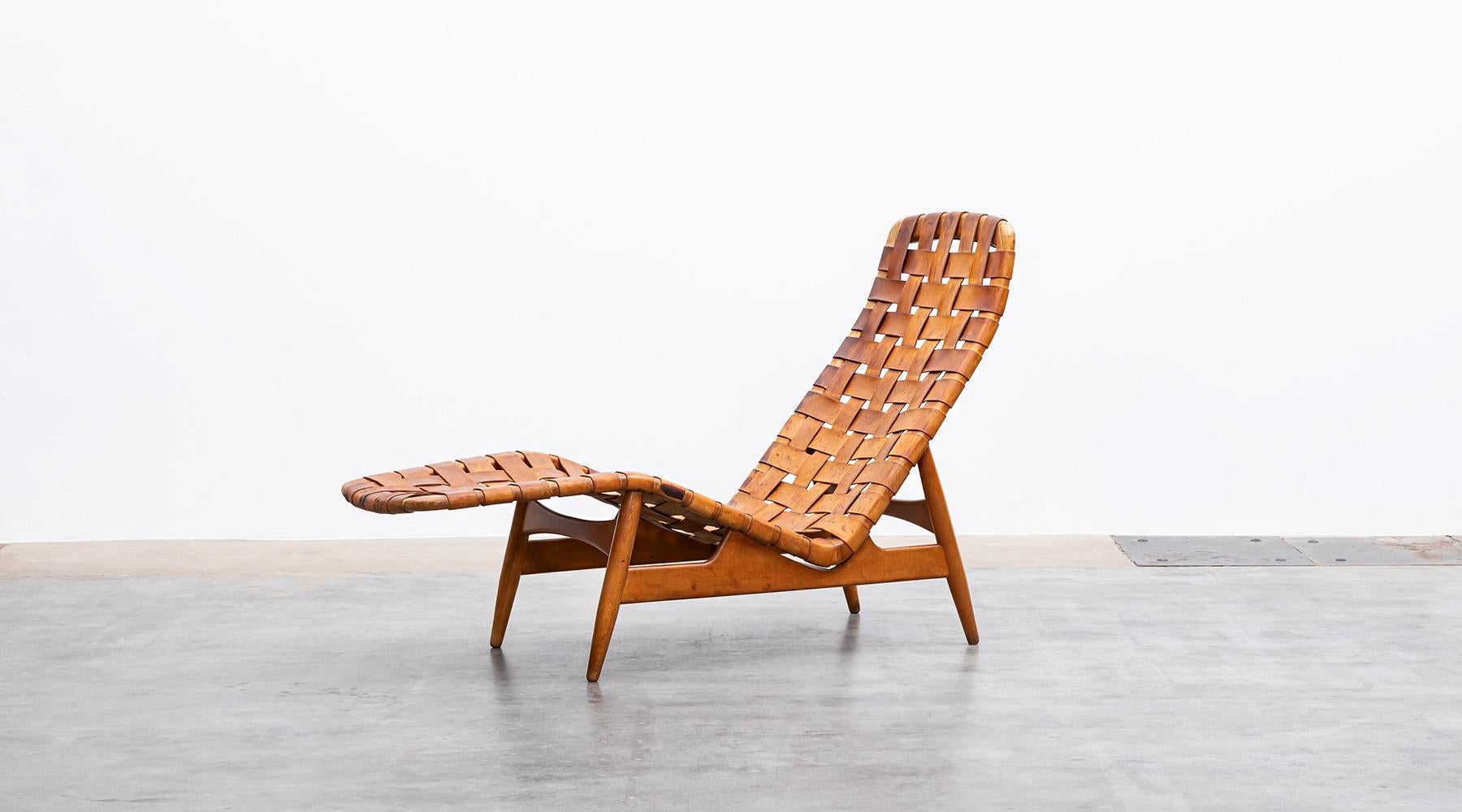 Chaise Longue, beech, leather, Arne Vodder for Bovirke, Denmark, 1952.

The unique character of the Daybed by Arne Vodder is given through the greatly patinated braided leather straps. The frame in its flowing form is made of beech wood.