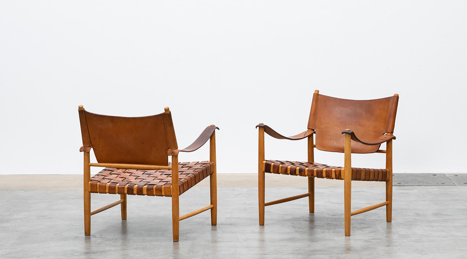 Safari lounge chairs in oak, patinated leather, Denmark, 1955.

Danish Safari lounge chairs combines leather and oak. With its organic form the lounge chairs unites construction and material. The seat and back comes in patinated leather, and as