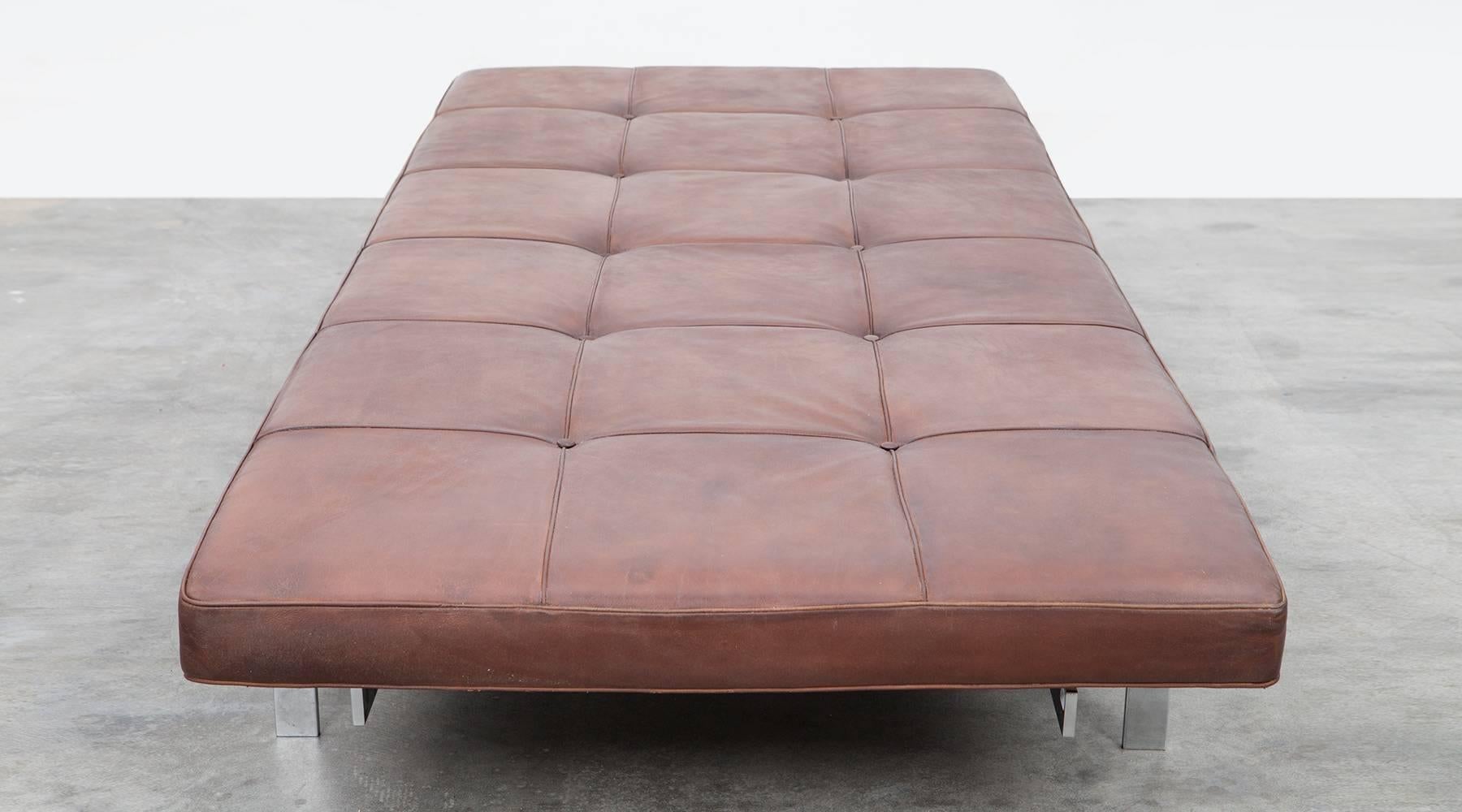 1950s Brown Leather and Steel Base Daybed by Poul Kjaerholm In Good Condition For Sale In Frankfurt, Hessen, DE