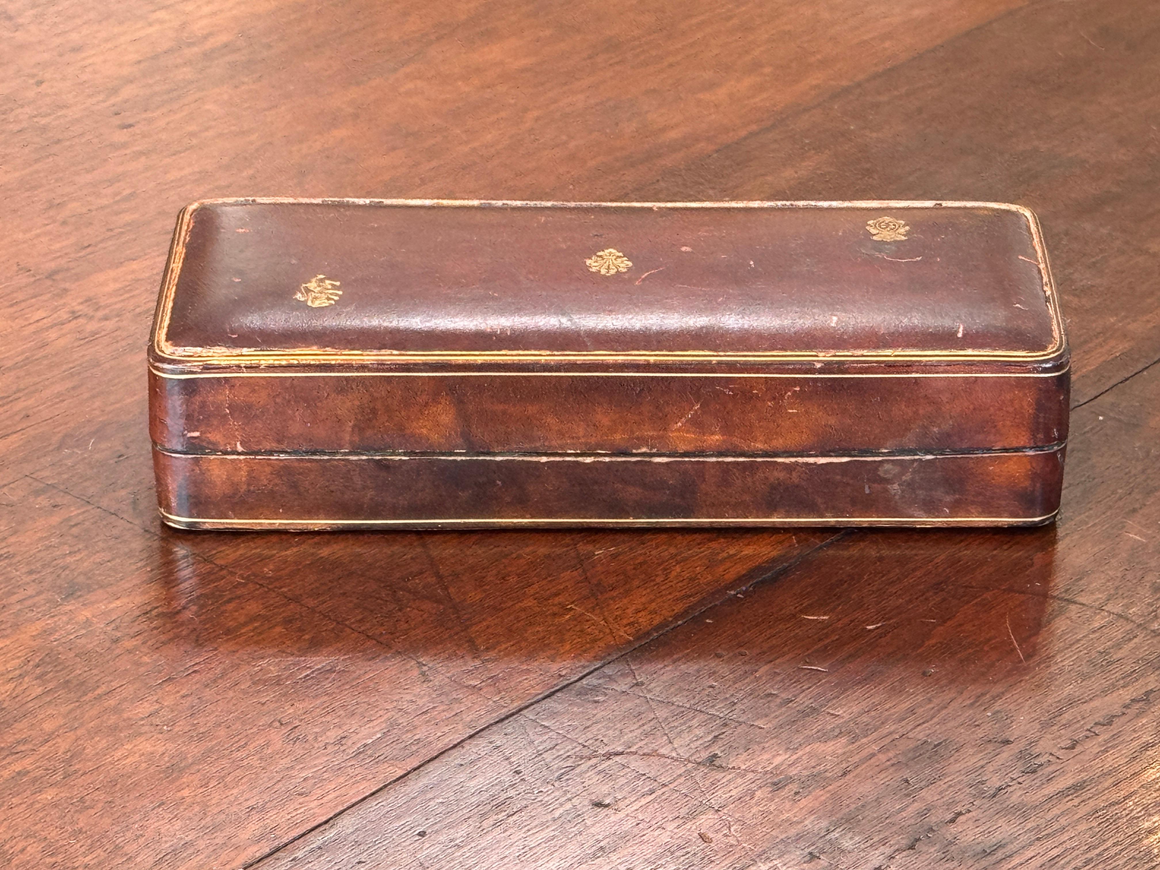 Italiano Scatola in pelle marrone del 1950 con stemma dorato in vendita