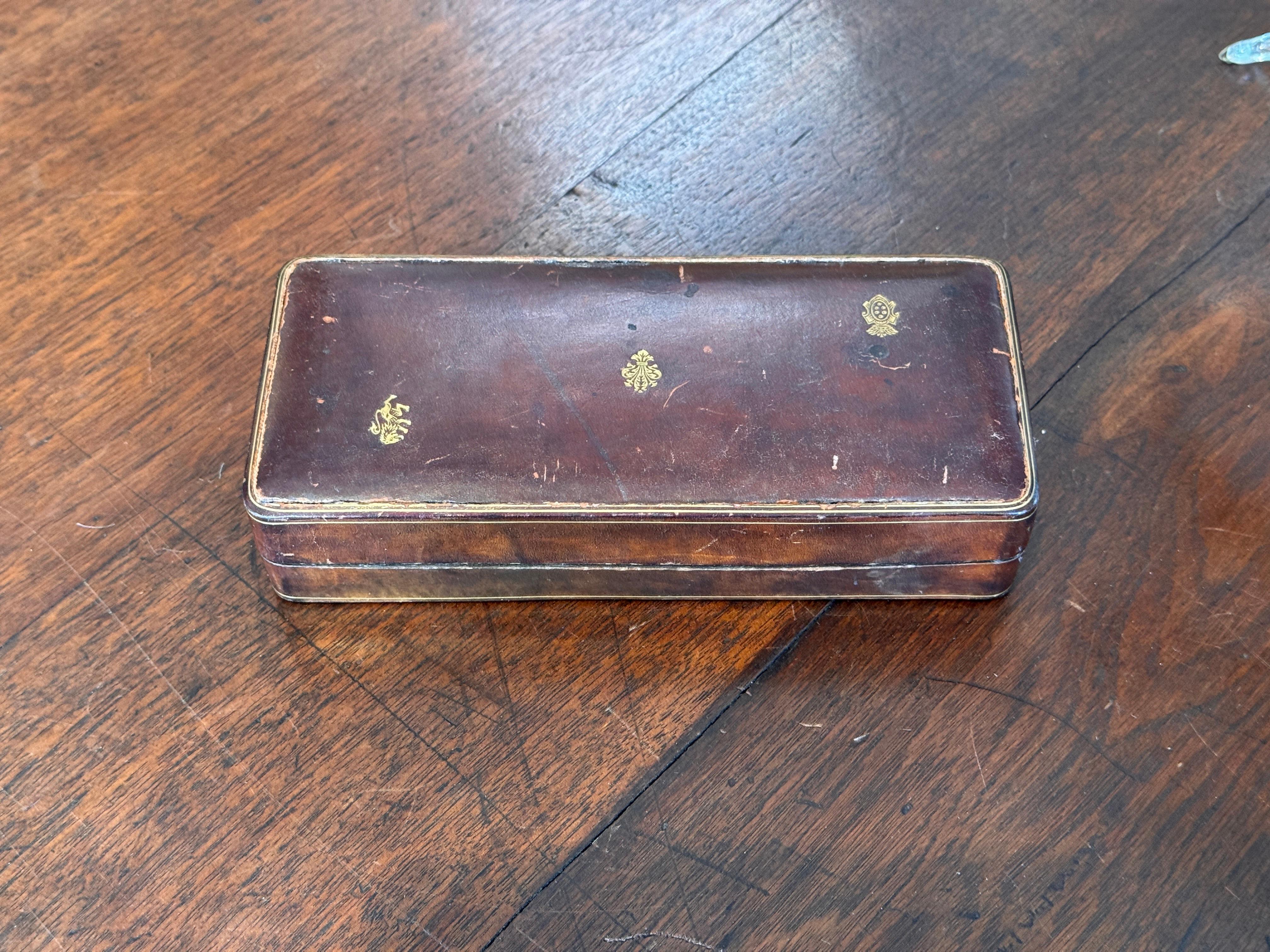 Scatola in pelle marrone del 1950 con stemma dorato In condizioni buone in vendita a Charlottesville, VA