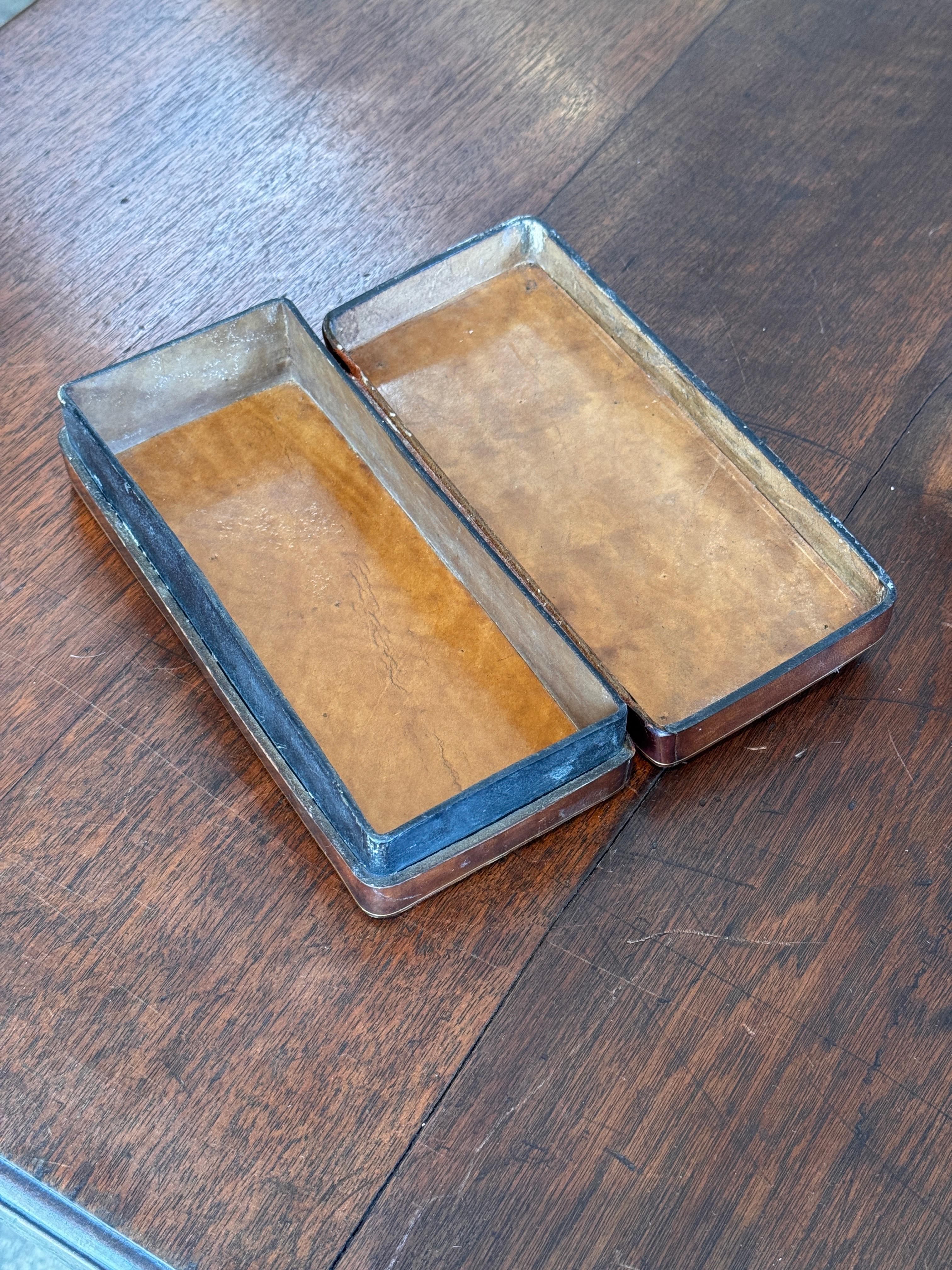 Metà XX secolo Scatola in pelle marrone del 1950 con stemma dorato in vendita