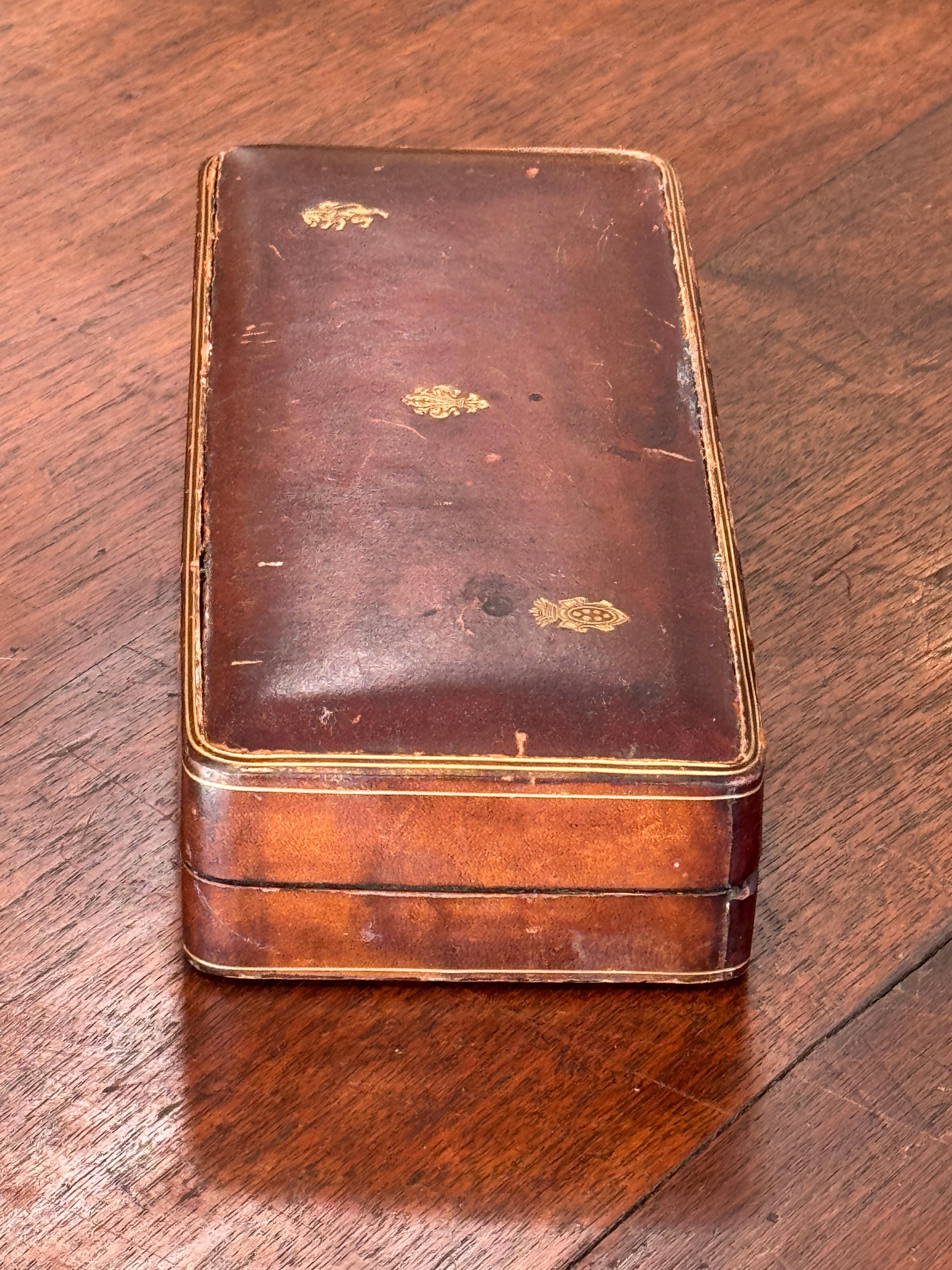 Pelle Scatola in pelle marrone del 1950 con stemma dorato in vendita