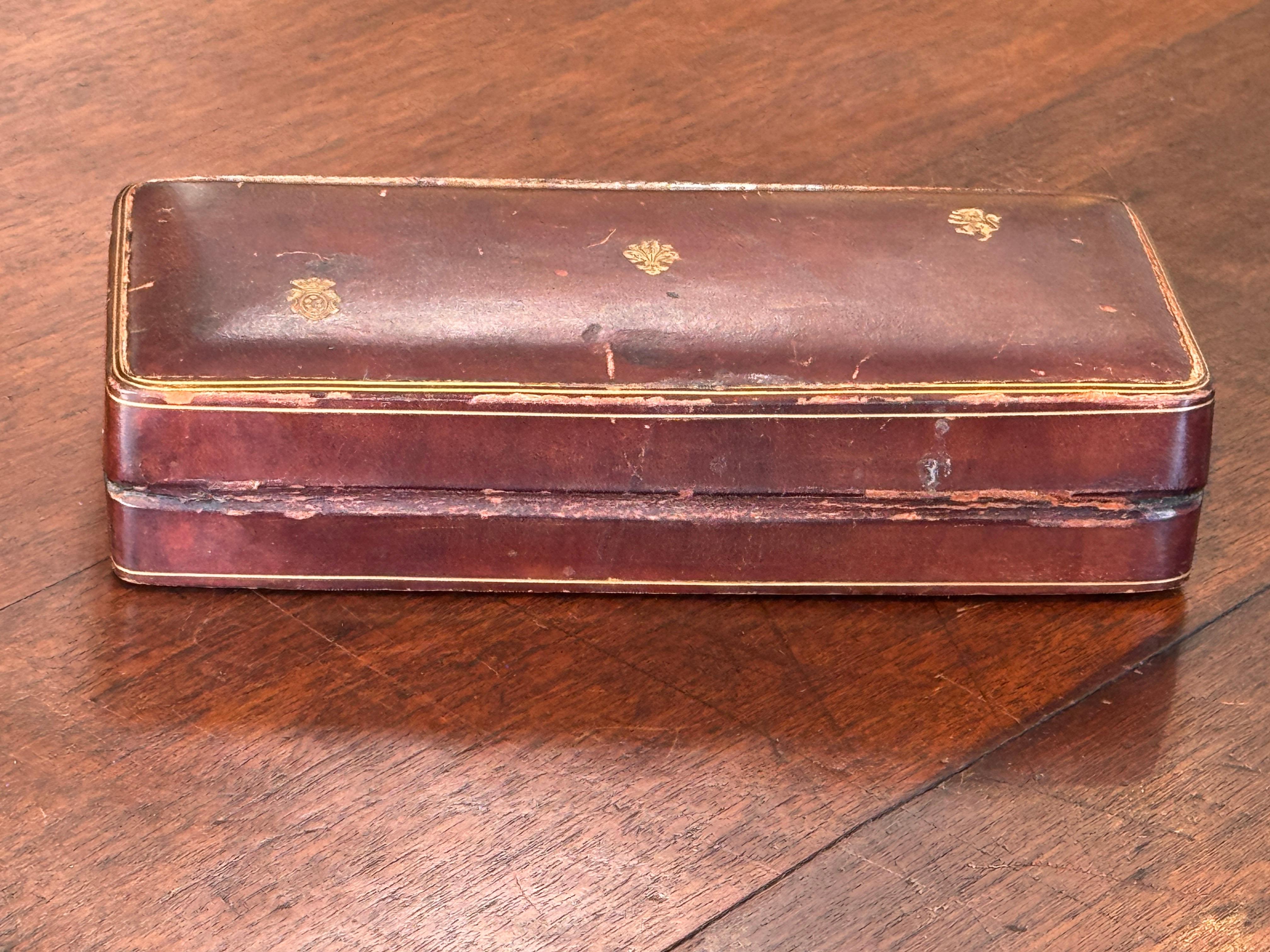 Scatola in pelle marrone del 1950 con stemma dorato in vendita 1