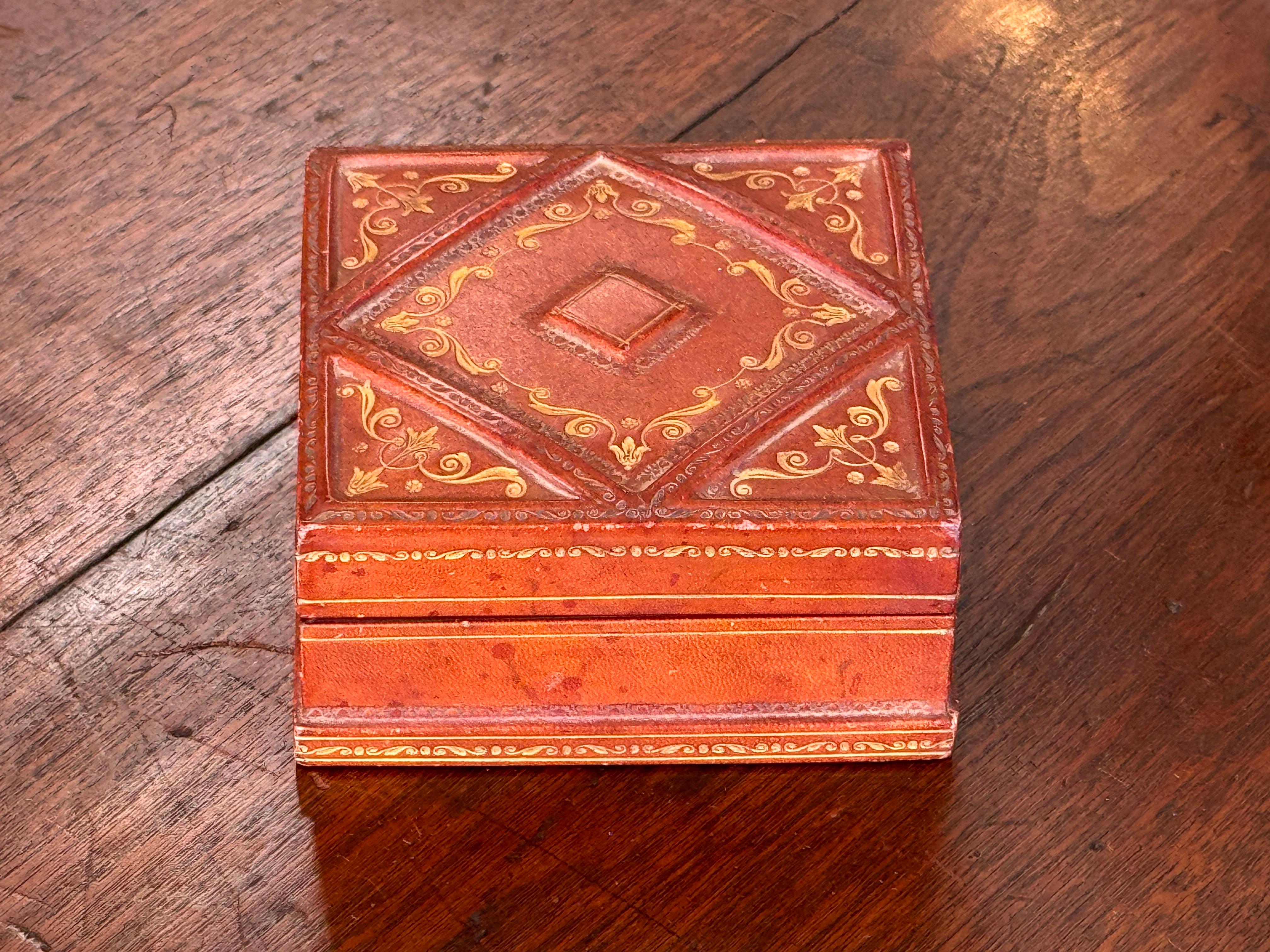 1950er Jahre braune Lederbox mit vergoldeter Dekoration (Italienisch) im Angebot