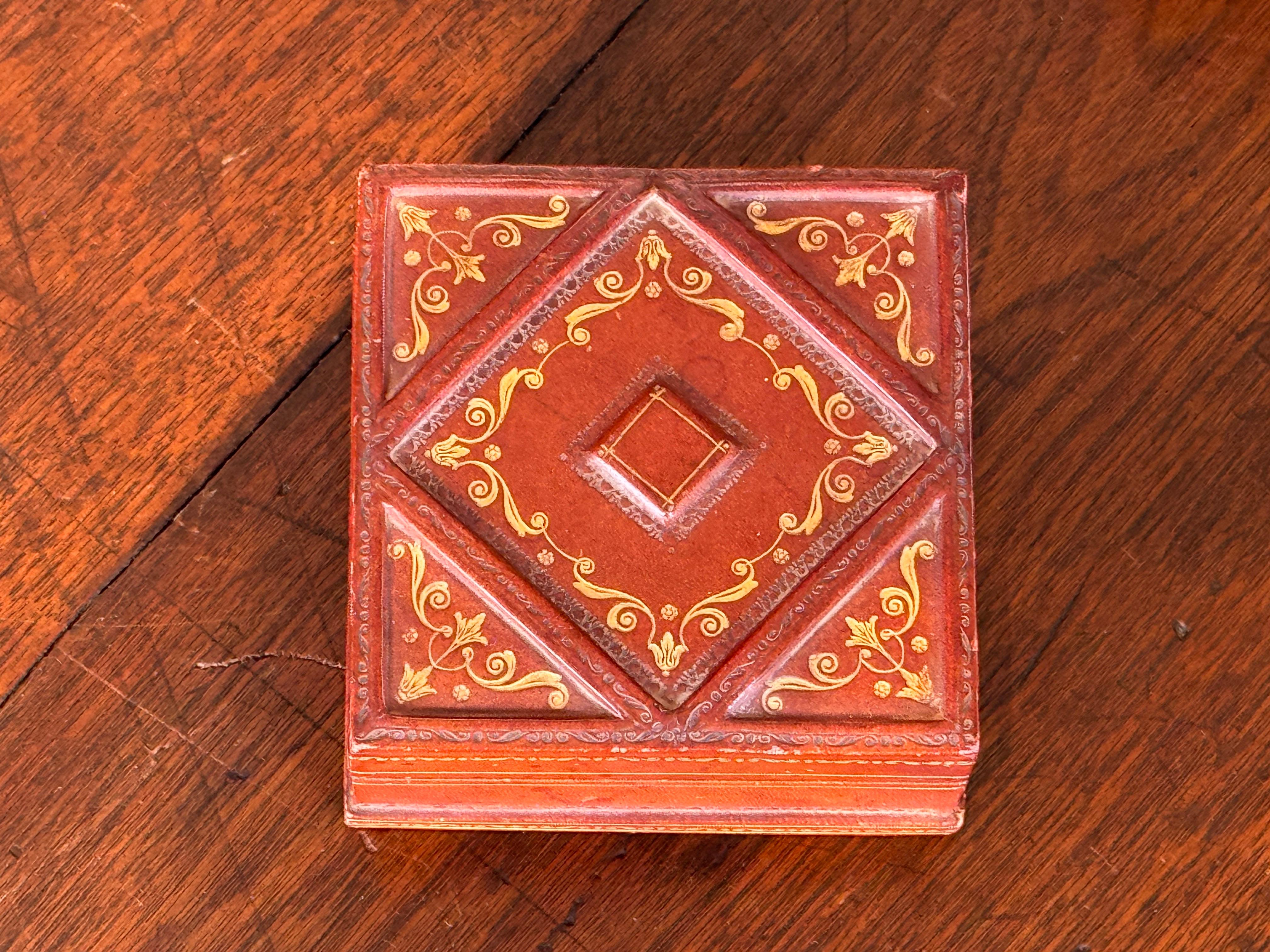 1950er Jahre braune Lederbox mit vergoldeter Dekoration im Zustand „Gut“ im Angebot in Charlottesville, VA