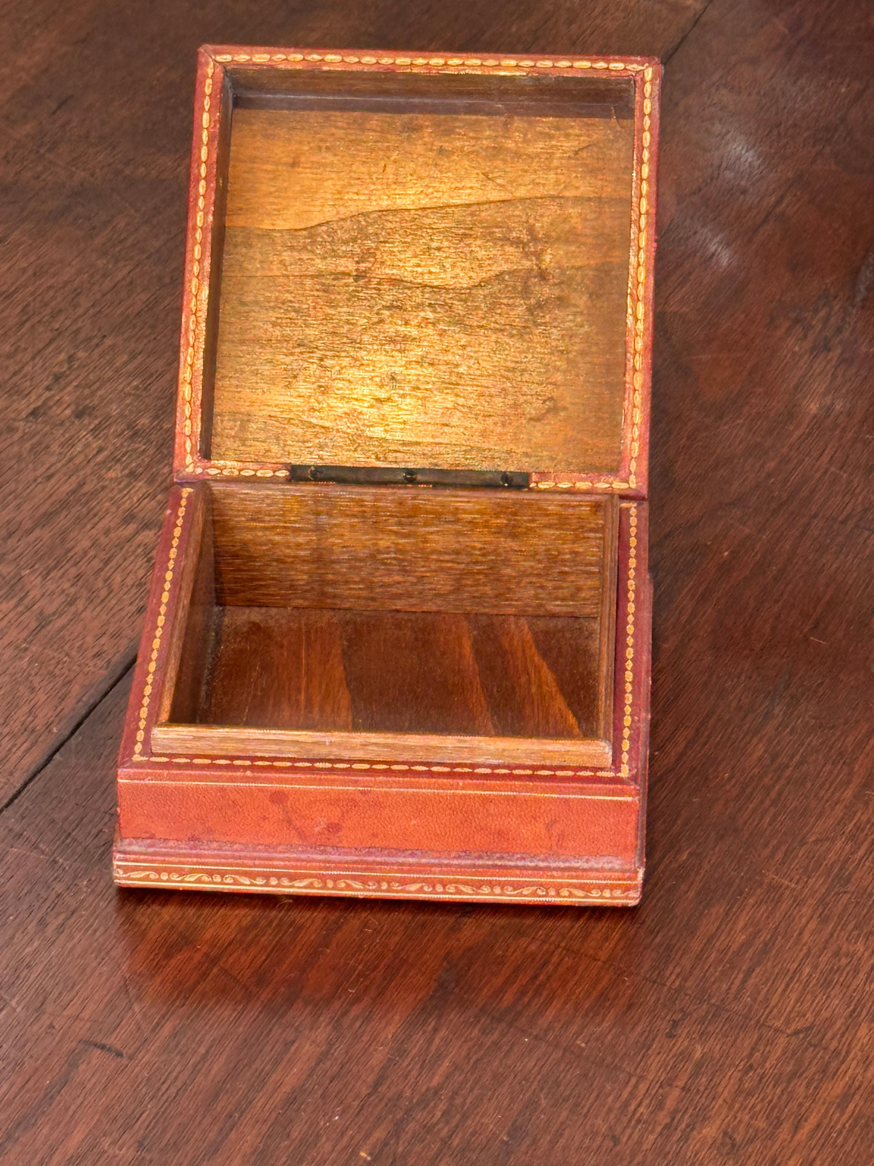 1950er Jahre braune Lederbox mit vergoldeter Dekoration (Mitte des 20. Jahrhunderts) im Angebot