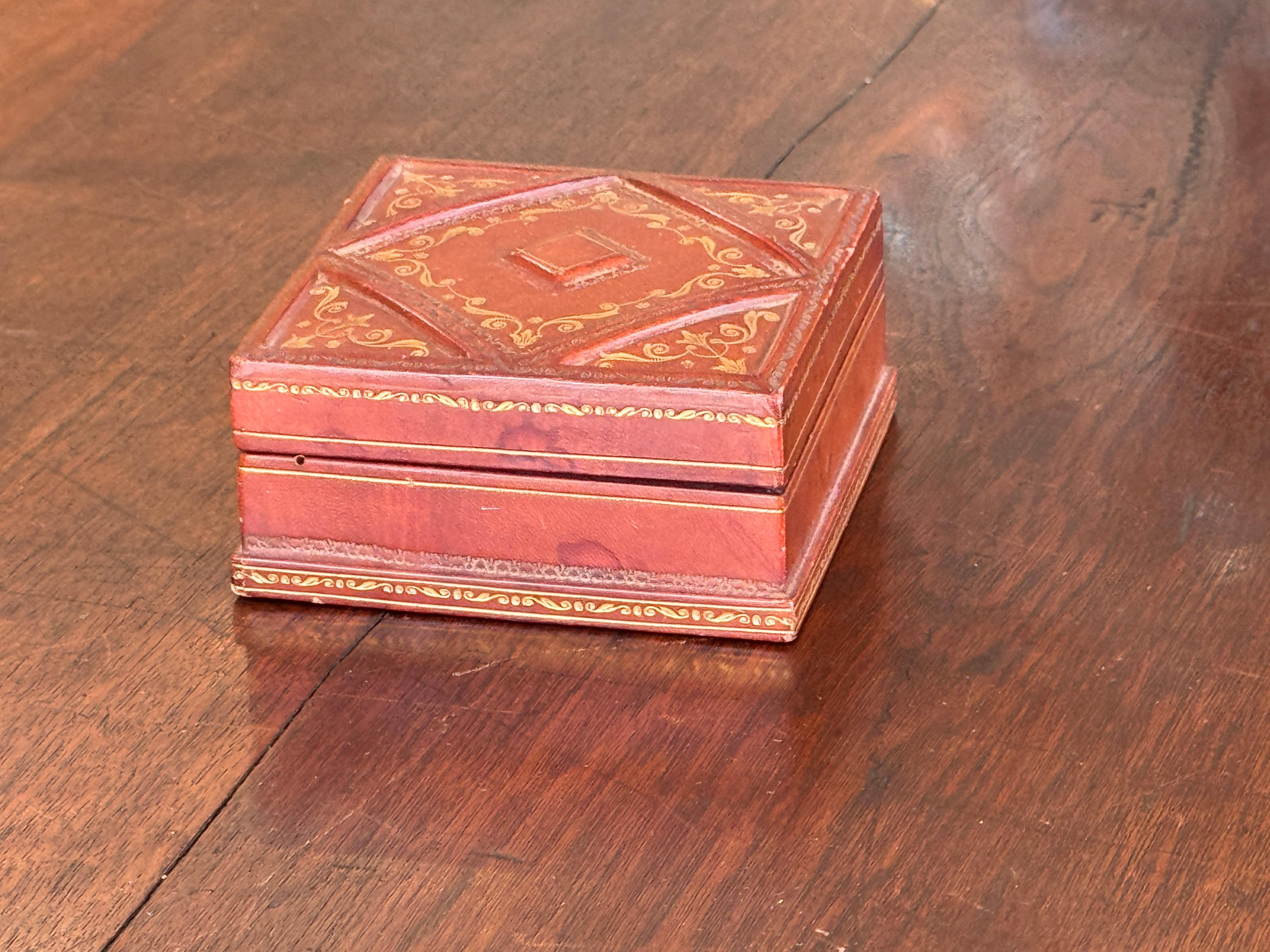 1950er Jahre braune Lederbox mit vergoldeter Dekoration im Angebot 1