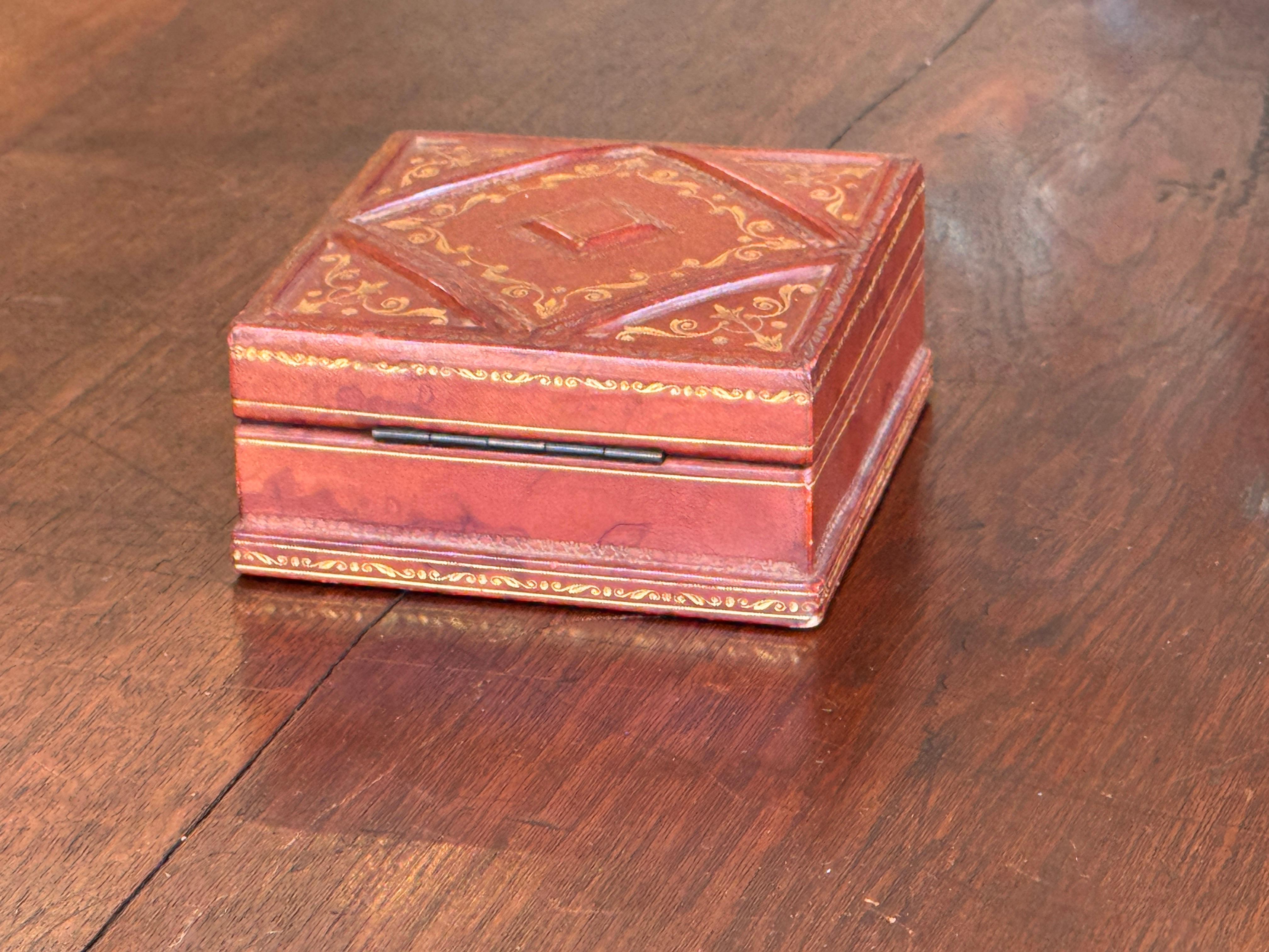 1950er Jahre braune Lederbox mit vergoldeter Dekoration im Angebot 2