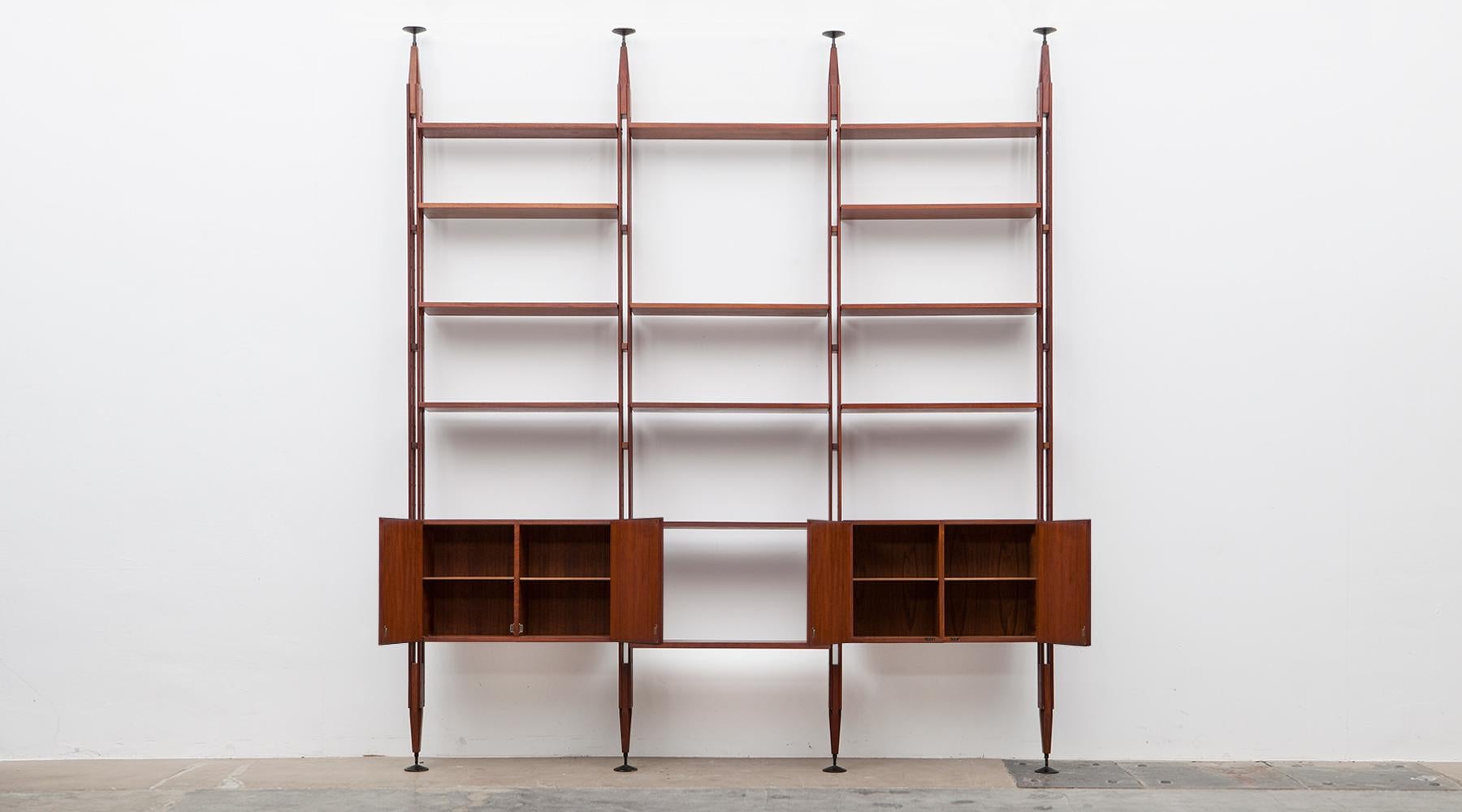 Teak and lacquered aluminum Library, Franco Ablini for Poggi, Italy, 1950.

Elegant Franco Albini library or room divider in teak. Shelves and units can be adjusted or put in different positions. The feet are in lacquered aluminum. The height is