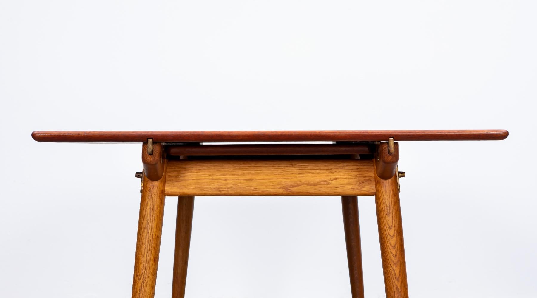 1950s Brown Teak and Oak Extendable Dining Table by Hans Wegner For Sale 3