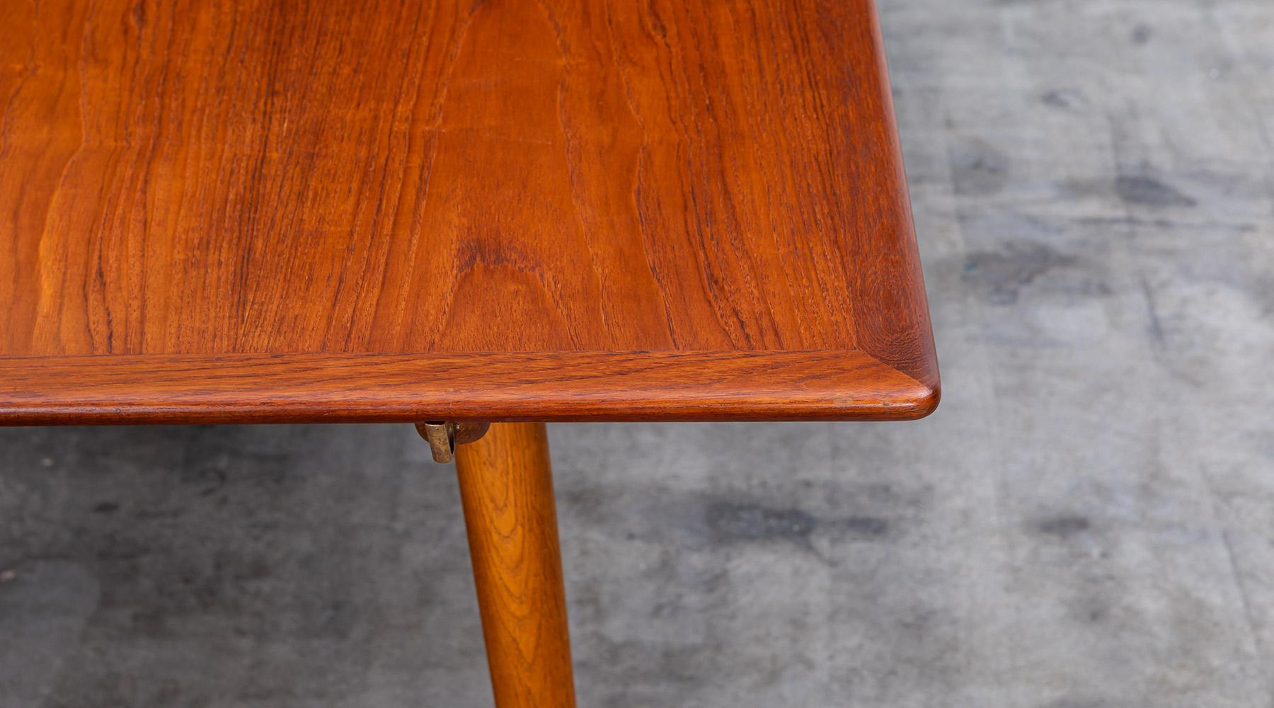 1950s Brown Teak and Oak Extendable Dining Table by Hans Wegner For Sale 4