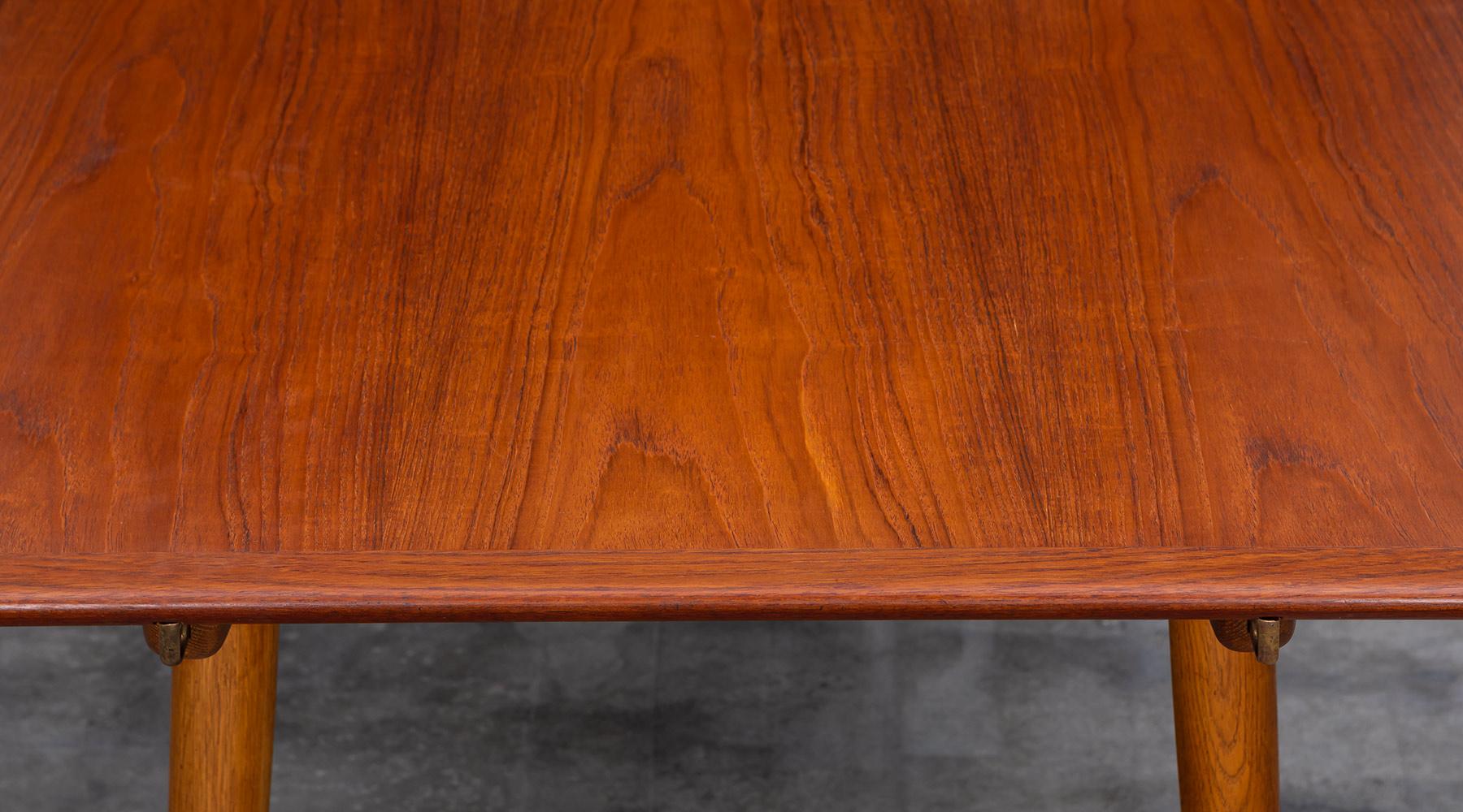1950s Brown Teak and Oak Extendable Dining Table by Hans Wegner For Sale 5