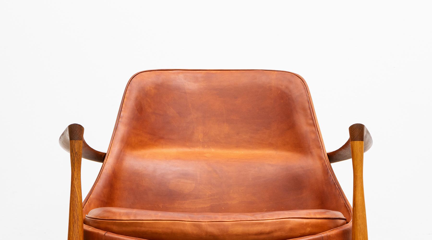1950's Brown Wooden and Leather Lounge Chairs with Ottoman by Ib Kofod-Larsen For Sale 4