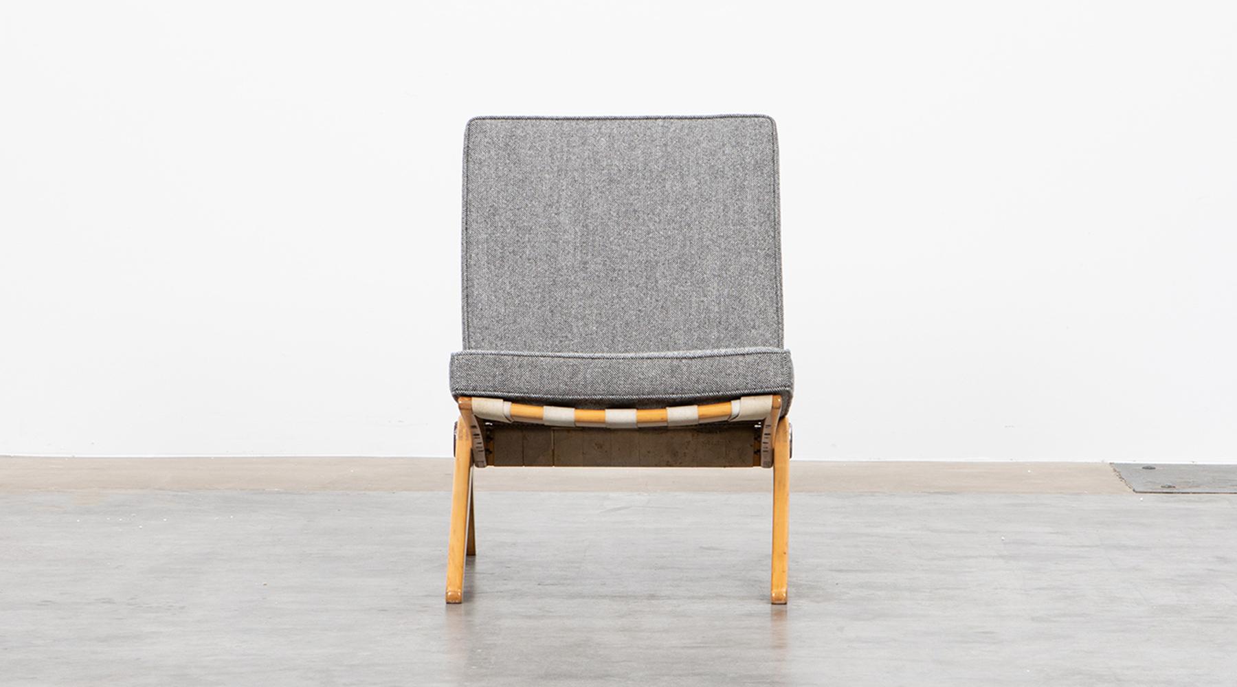 Easy chair designed by Pierre Jeanneret, new upholstery in woolen fabric, USA, 1952.

Astounding of subtle and classic easy chairs by Jeanneret featuring solid and carefully shaped wooden feet. Manufactured by Knoll International. 

Swiss-born