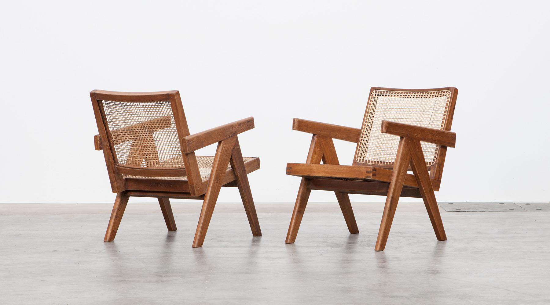 Ein Paar Sessel aus Teakholz:: entworfen von Pierre Jeanneret:: Chandigarh:: Indien:: 1955. 

Diese von Pierre Jeanneret entworfenen originalen Loungesessel aus Teakholz mit geflochtenem Rohr auf der Sitzfläche und geschwungener Rückenlehne