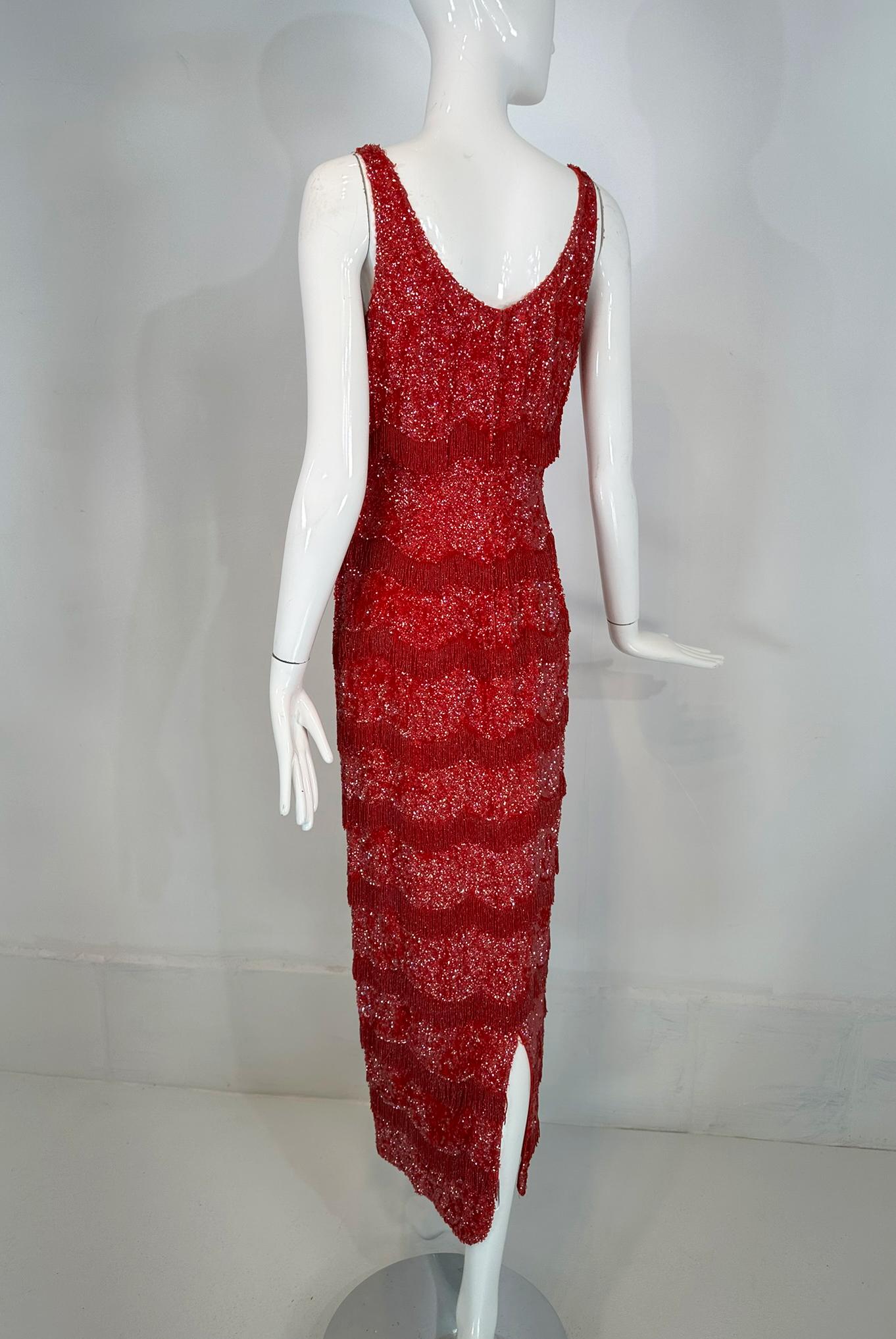 1950s Bruce Arnold Hong Kong Irridescent Red Sequin  Robe de soirée à franges perlées en vente 5