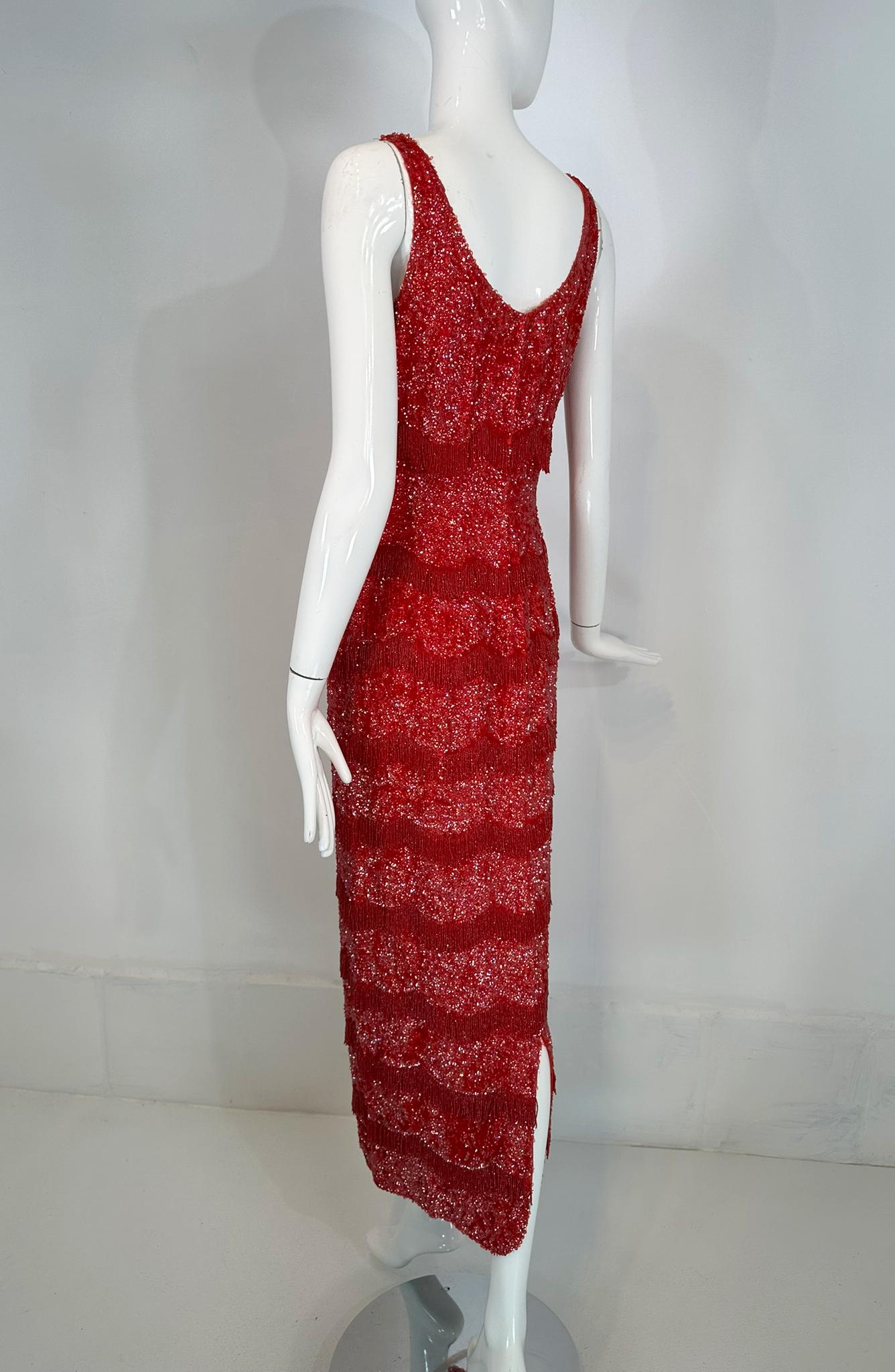 1950s Bruce Arnold Hong Kong Irridescent Red Sequin  Robe de soirée à franges perlées en vente 6
