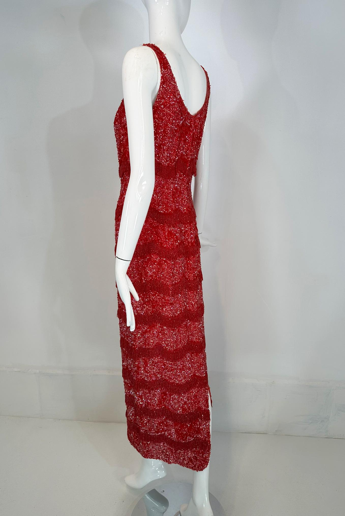 1950s Bruce Arnold Hong Kong Irridescent Red Sequin  Robe de soirée à franges perlées en vente 7