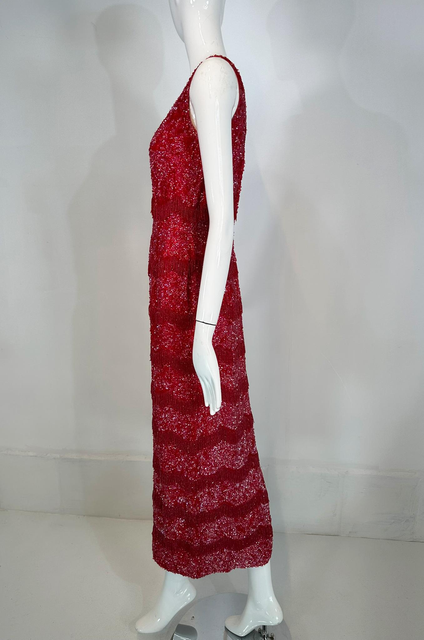 1950s Bruce Arnold Hong Kong Irridescent Red Sequin  Robe de soirée à franges perlées en vente 8