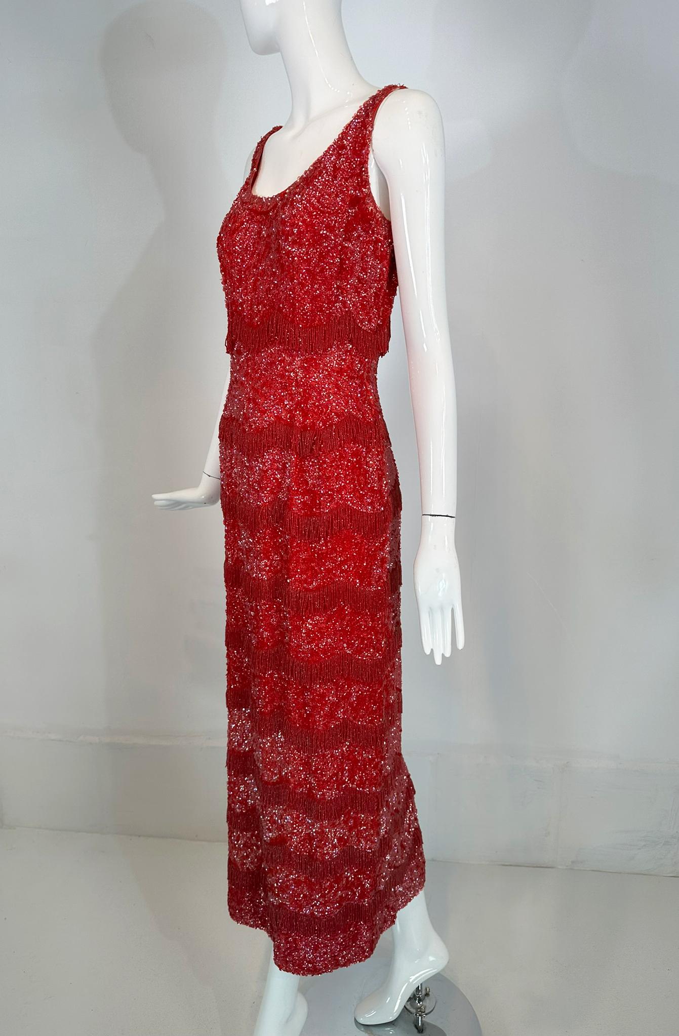 1950s Bruce Arnold Hong Kong Irridescent Red Sequin  Robe de soirée à franges perlées en vente 10
