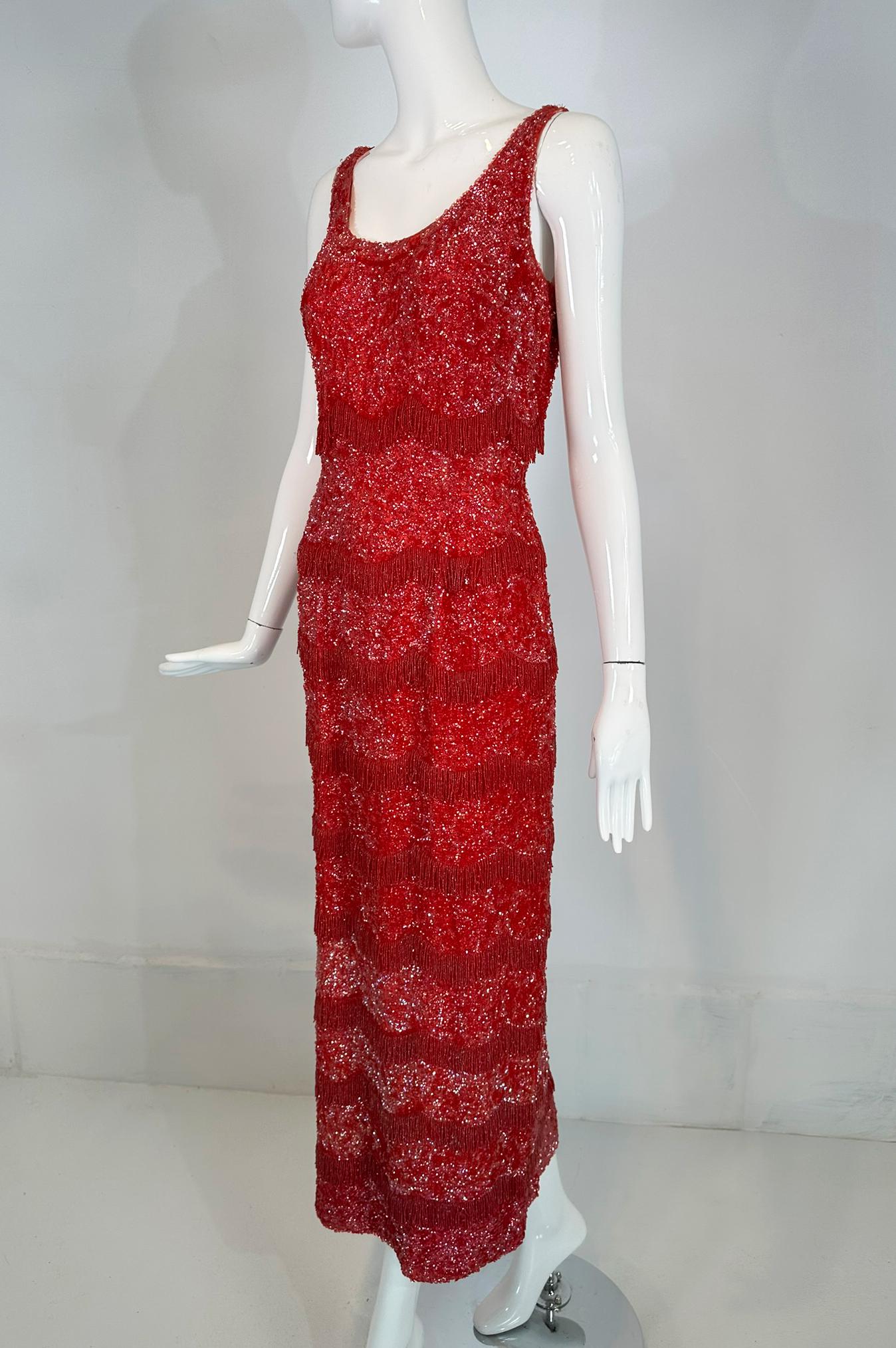 1950s Bruce Arnold Hong Kong Irridescent Red Sequin  Robe de soirée à franges perlées en vente 11