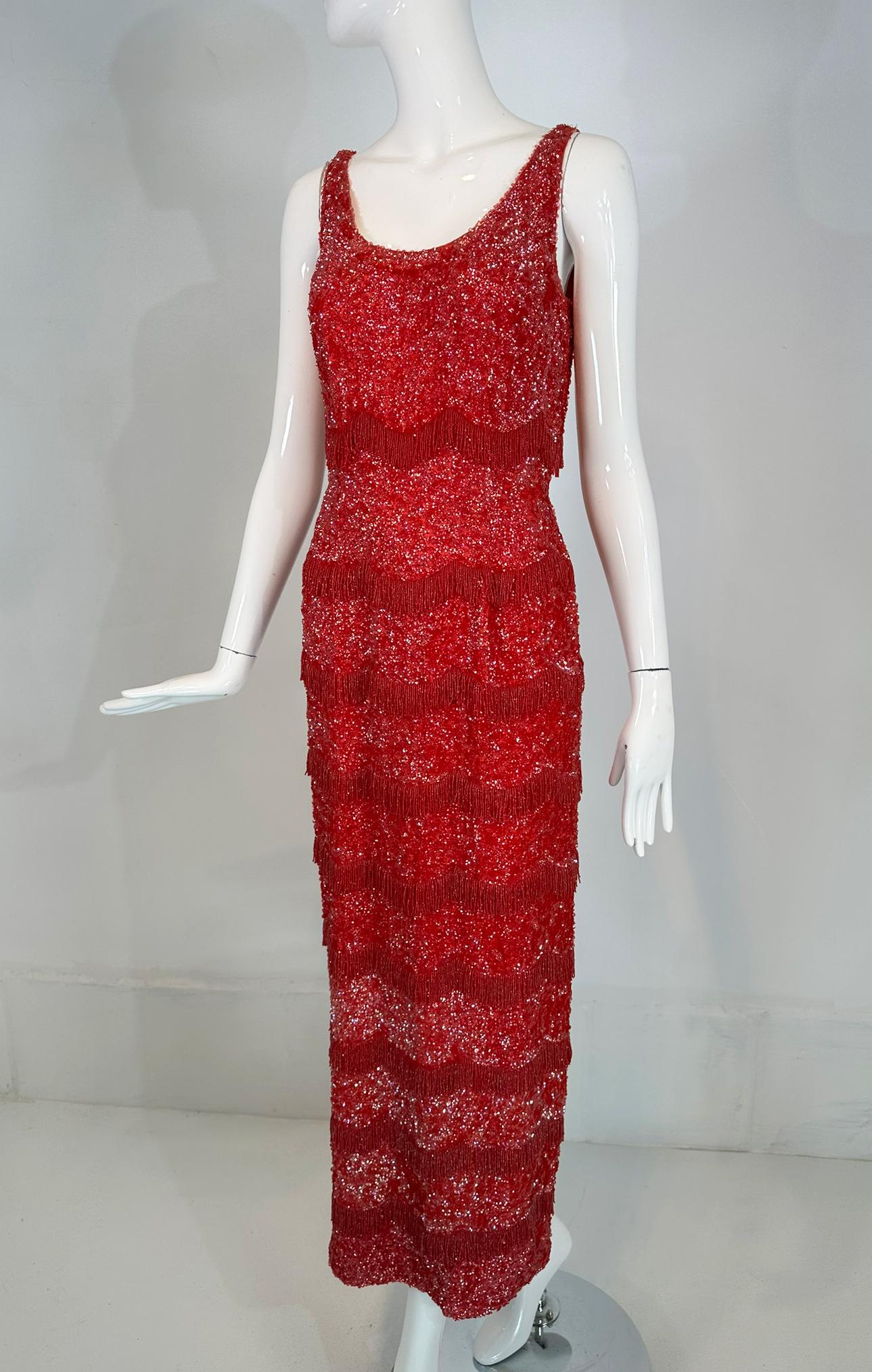 1950s Bruce Arnold Hong Kong Irridescent Red Sequin  Robe de soirée à franges perlées en vente 12