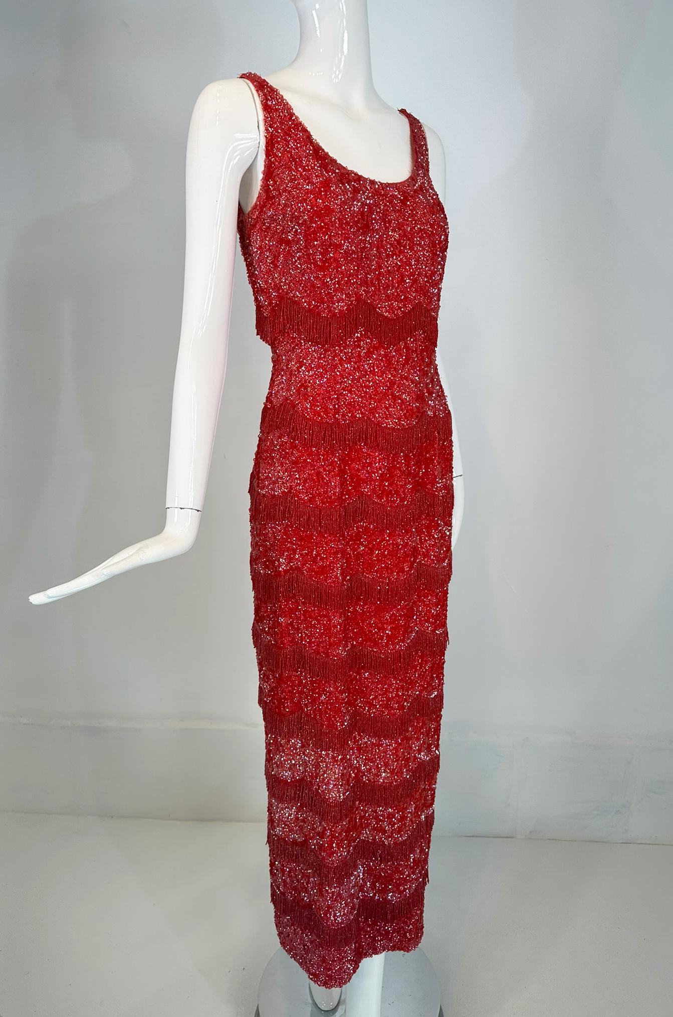 Bruce Arnold, Hong Kong, années 1950, robe de soirée rouge à paillettes et franges perlées. De magnifiques paillettes rouges irisées recouvrent l'ensemble de la robe et sont entrecoupées de franges de perles de verre rouges. Il s'agit d'une robe