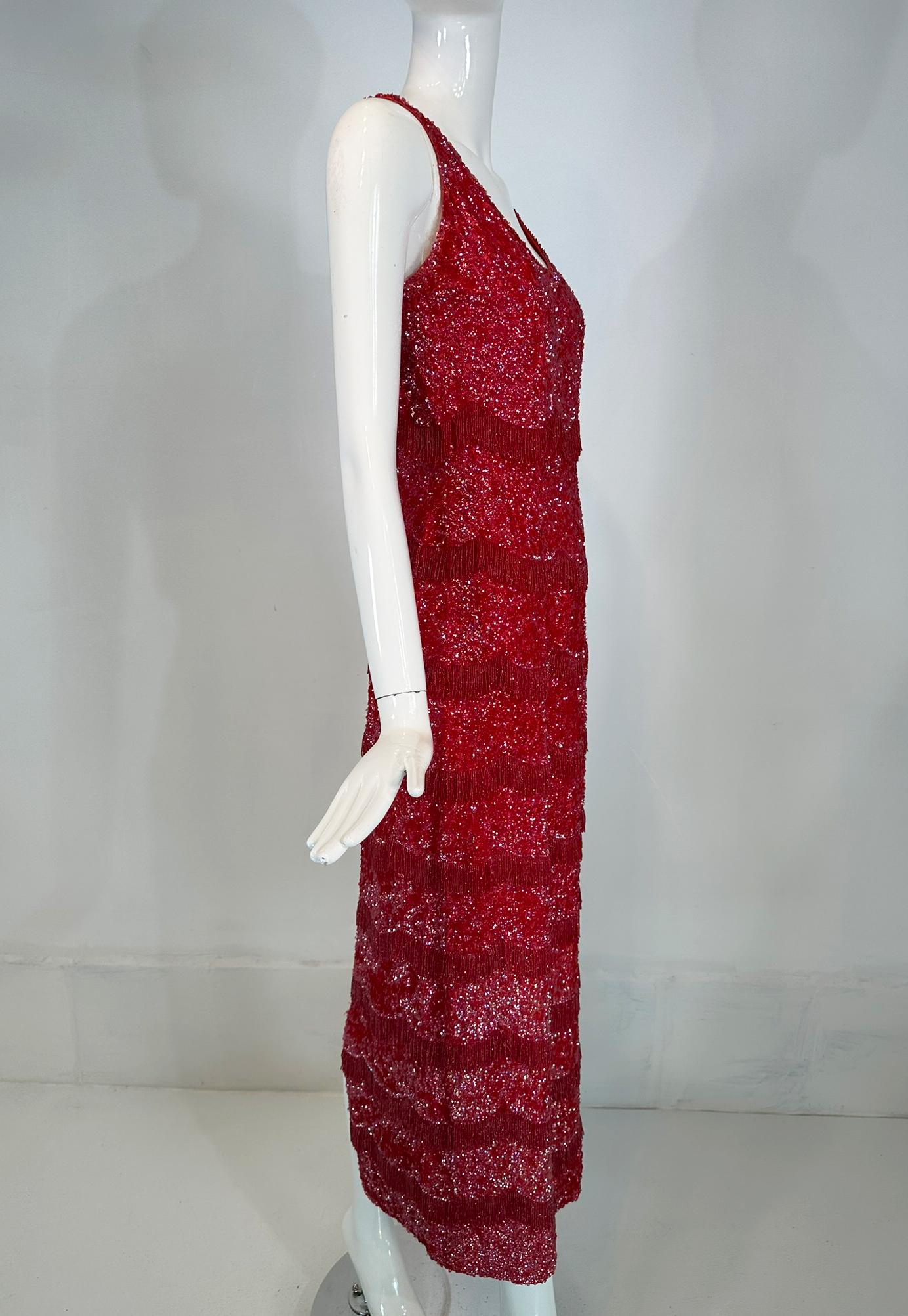 1950s Bruce Arnold Hong Kong Irridescent Red Sequin  Robe de soirée à franges perlées Bon état - En vente à West Palm Beach, FL