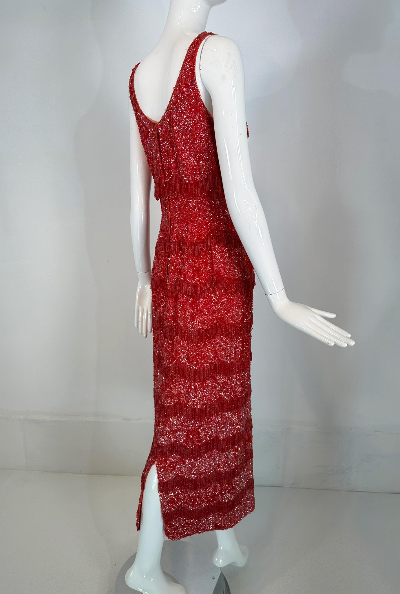 1950s Bruce Arnold Hong Kong Irridescent Red Sequin  Robe de soirée à franges perlées en vente 2