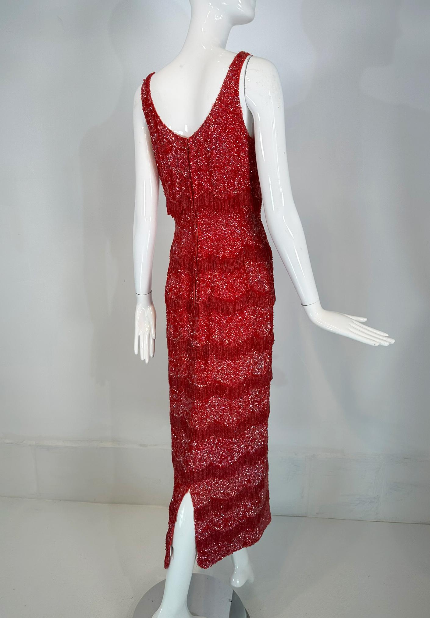 1950s Bruce Arnold Hong Kong Irridescent Red Sequin  Robe de soirée à franges perlées en vente 3