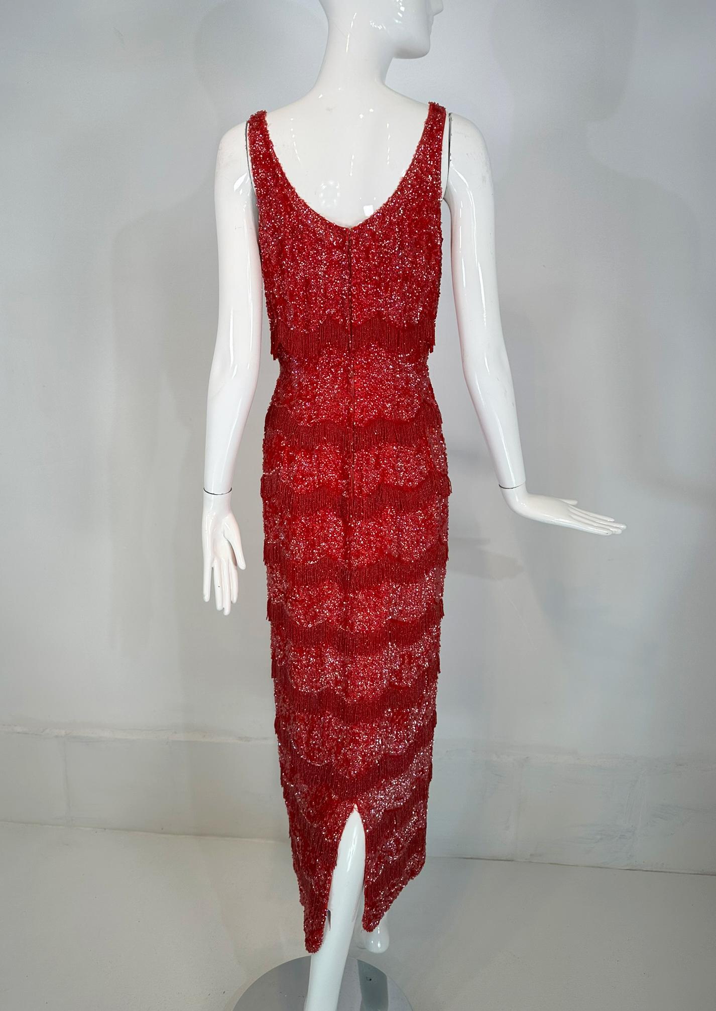 1950s Bruce Arnold Hong Kong Irridescent Red Sequin  Robe de soirée à franges perlées en vente 4