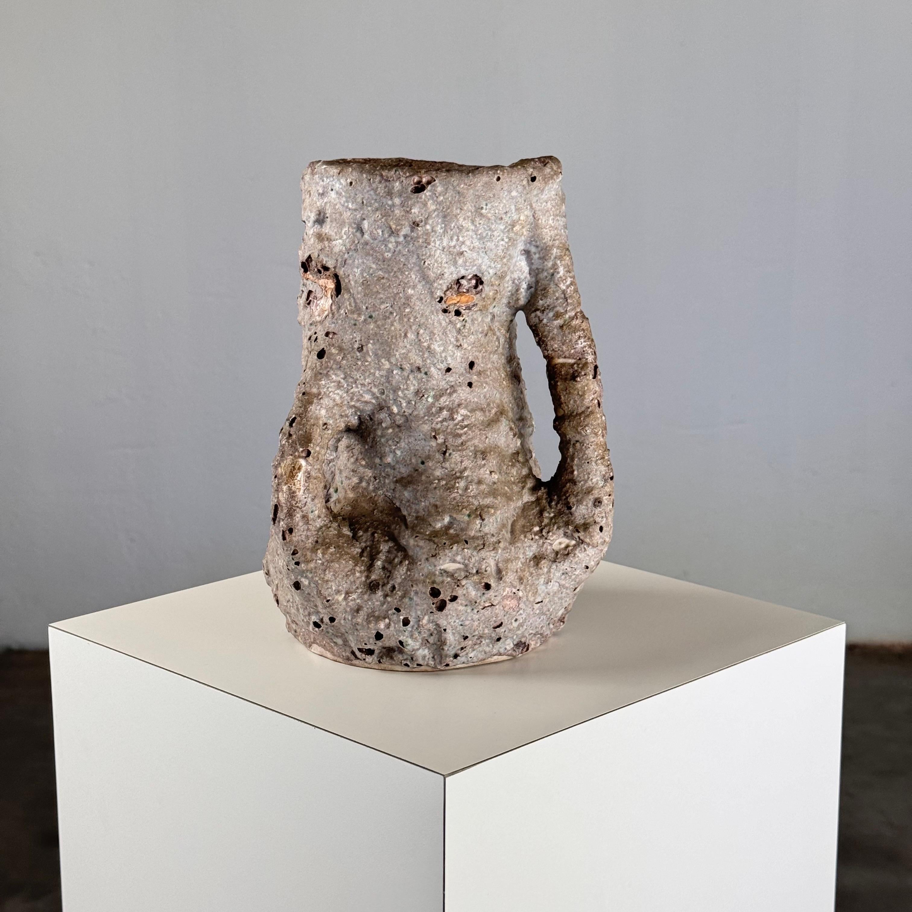 Esta llamativa jarra de cerámica Brutalista de los años 50, obra de C.A.S. Vietri, encarna el encanto crudo y texturizado del diseño de mediados de siglo. La jarra está acabada con una distintiva técnica de 
