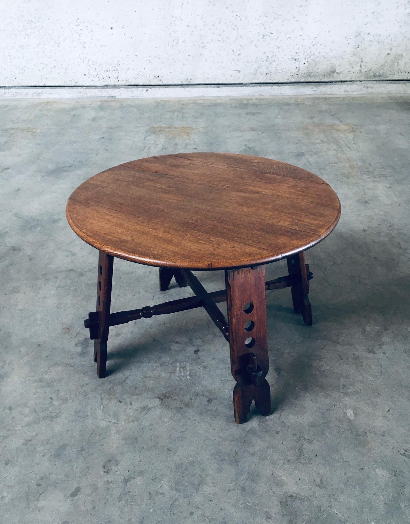 1950's Brutalist Design Artisan Oak Carved Side Table In Good Condition For Sale In Oud-Turnhout, VAN