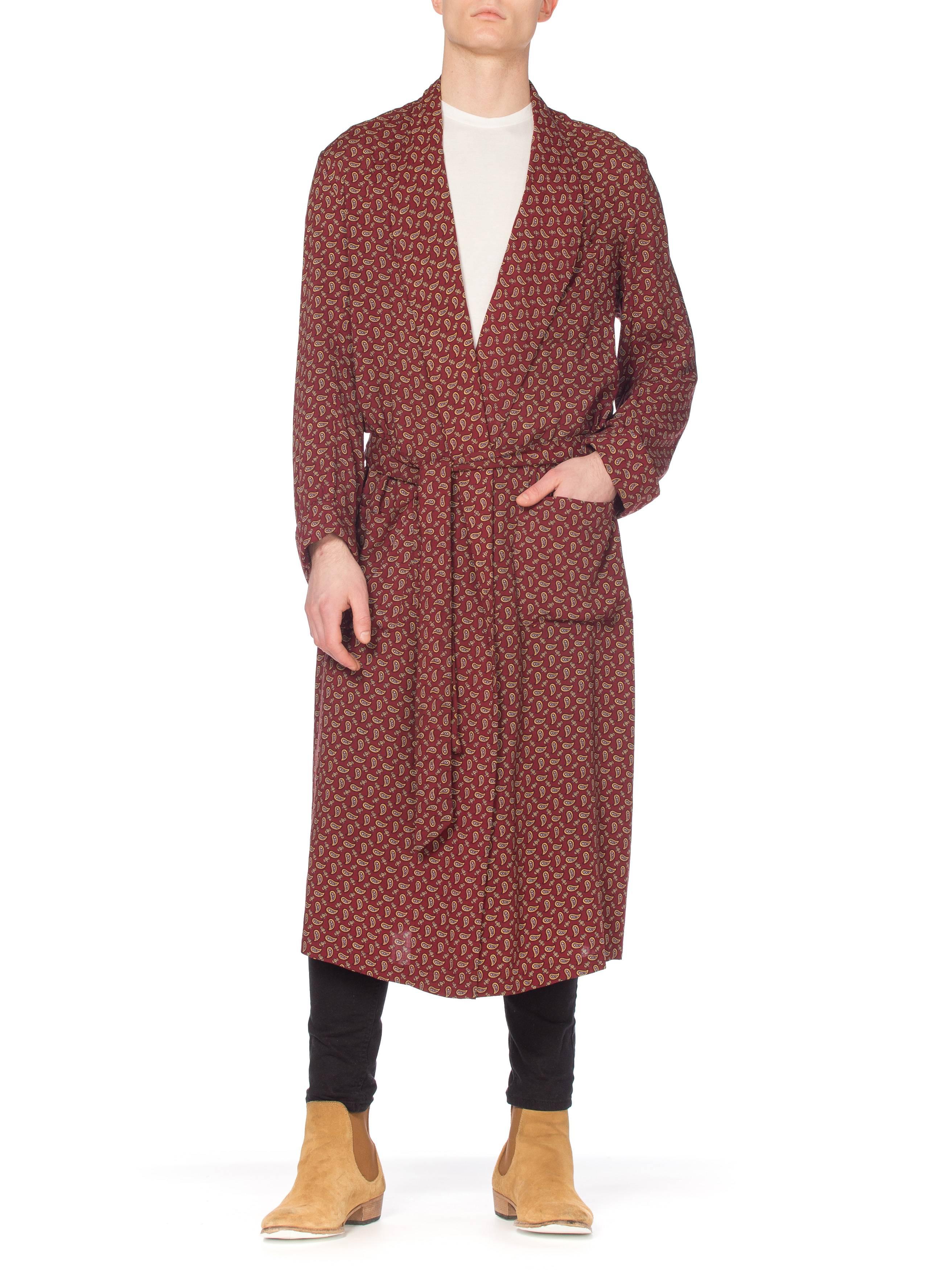 1950S Burgundy Paisley Rayon Robe Made In England In Excellent Condition For Sale In New York, NY