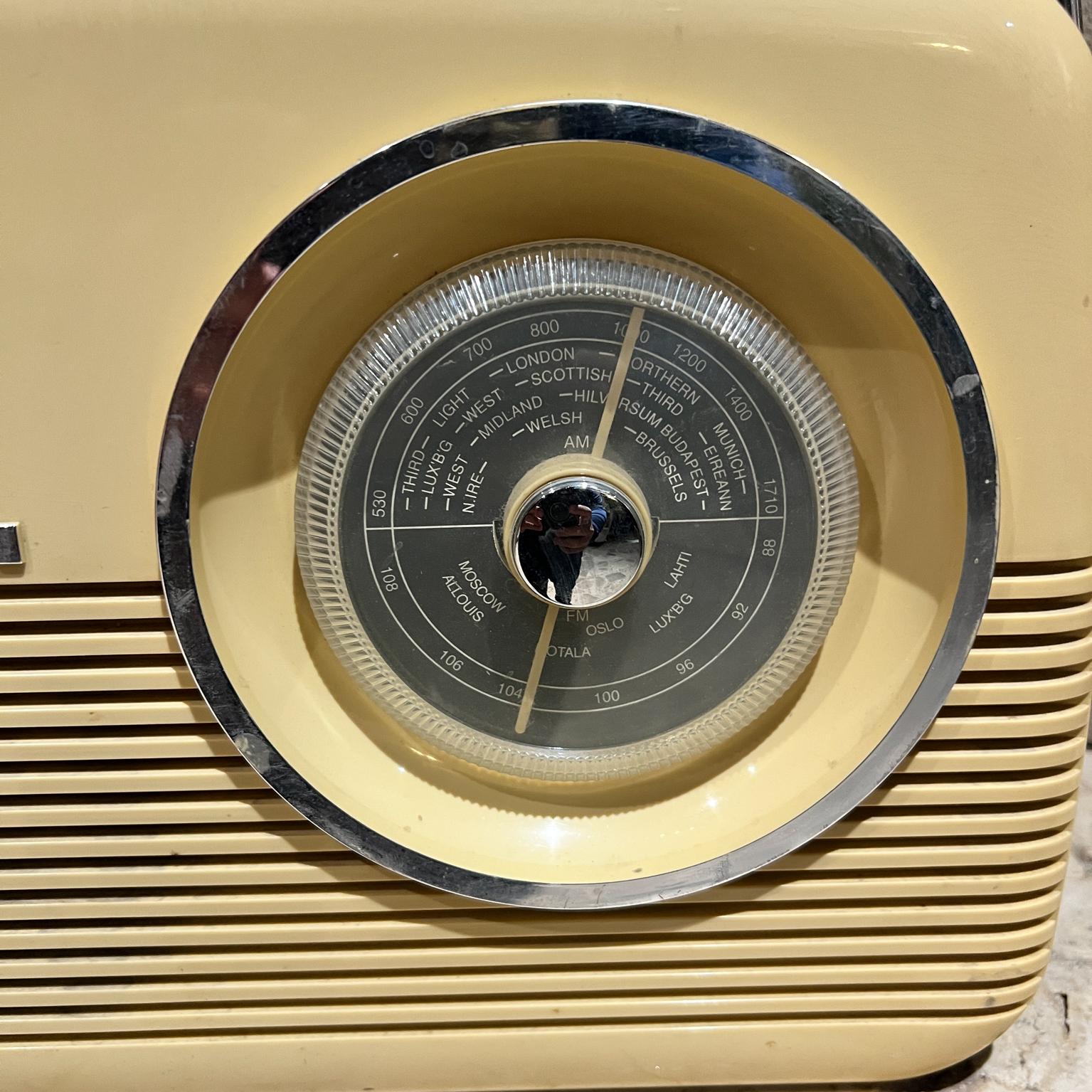 1950s Bush Portable Transistor AM FM Radio In Good Condition In Chula Vista, CA