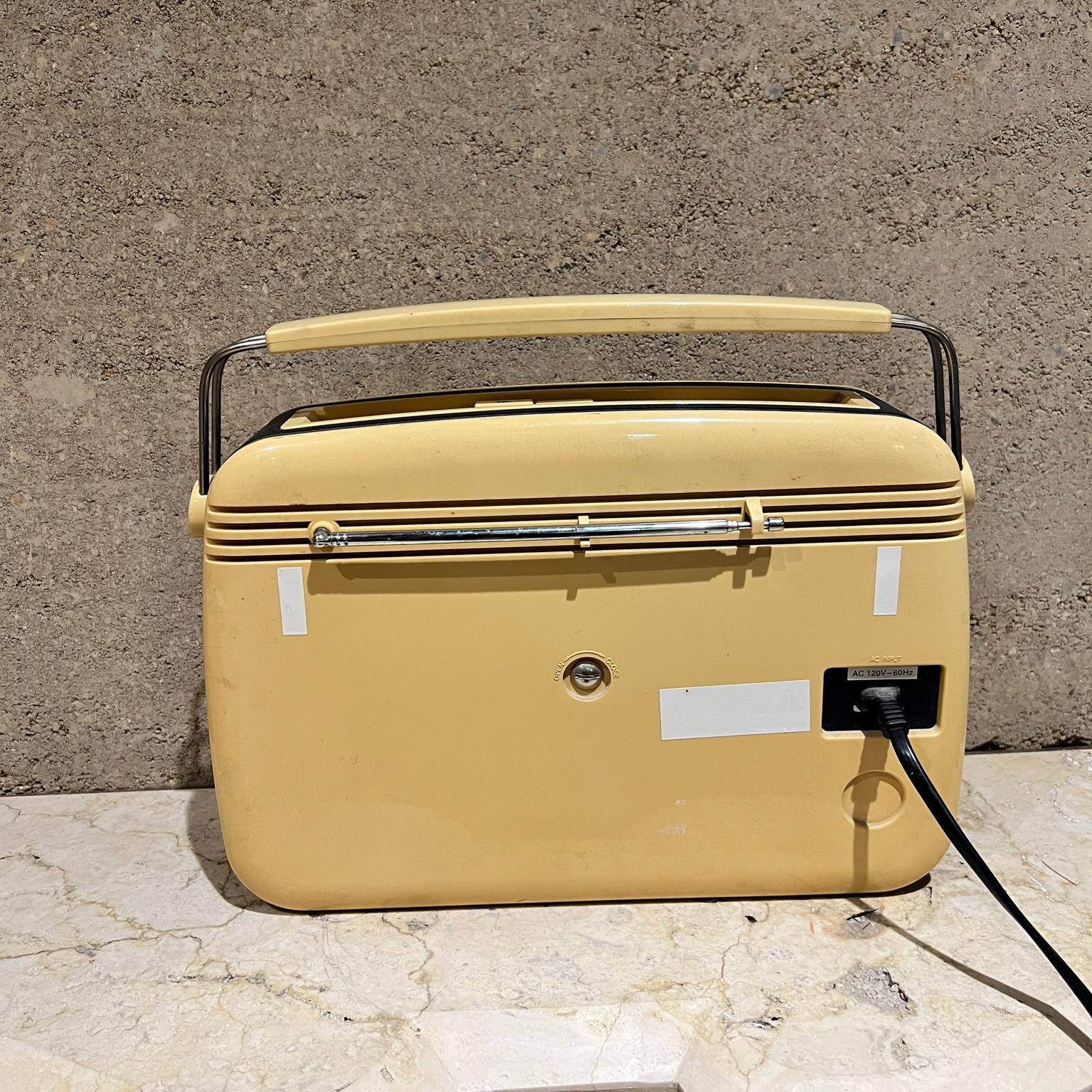 Metal 1950s Bush Portable Transistor AM FM Radio