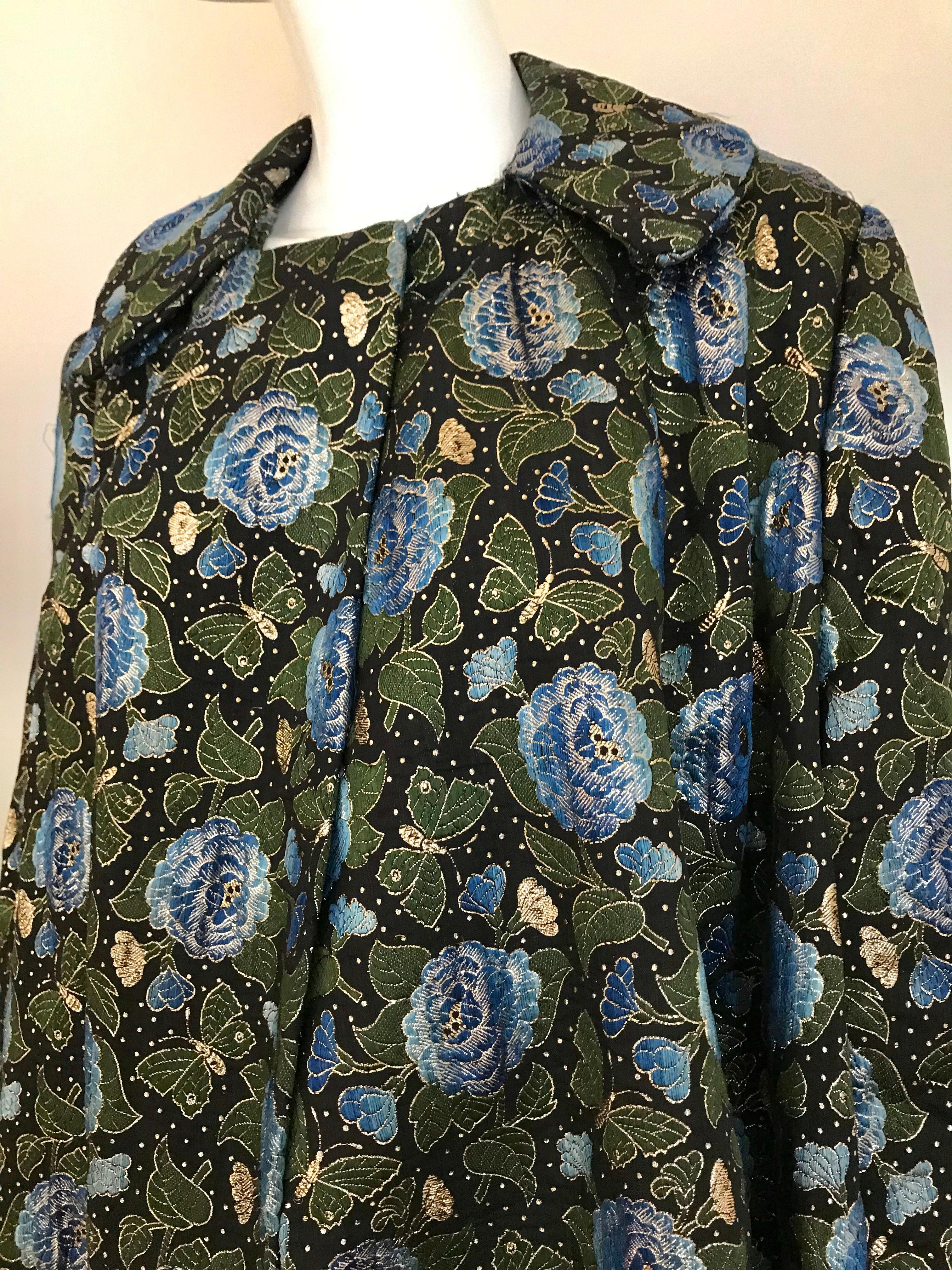  Brocart imprimé papillons verts et bleus des années 1950  Manteau manteau Pour femmes en vente