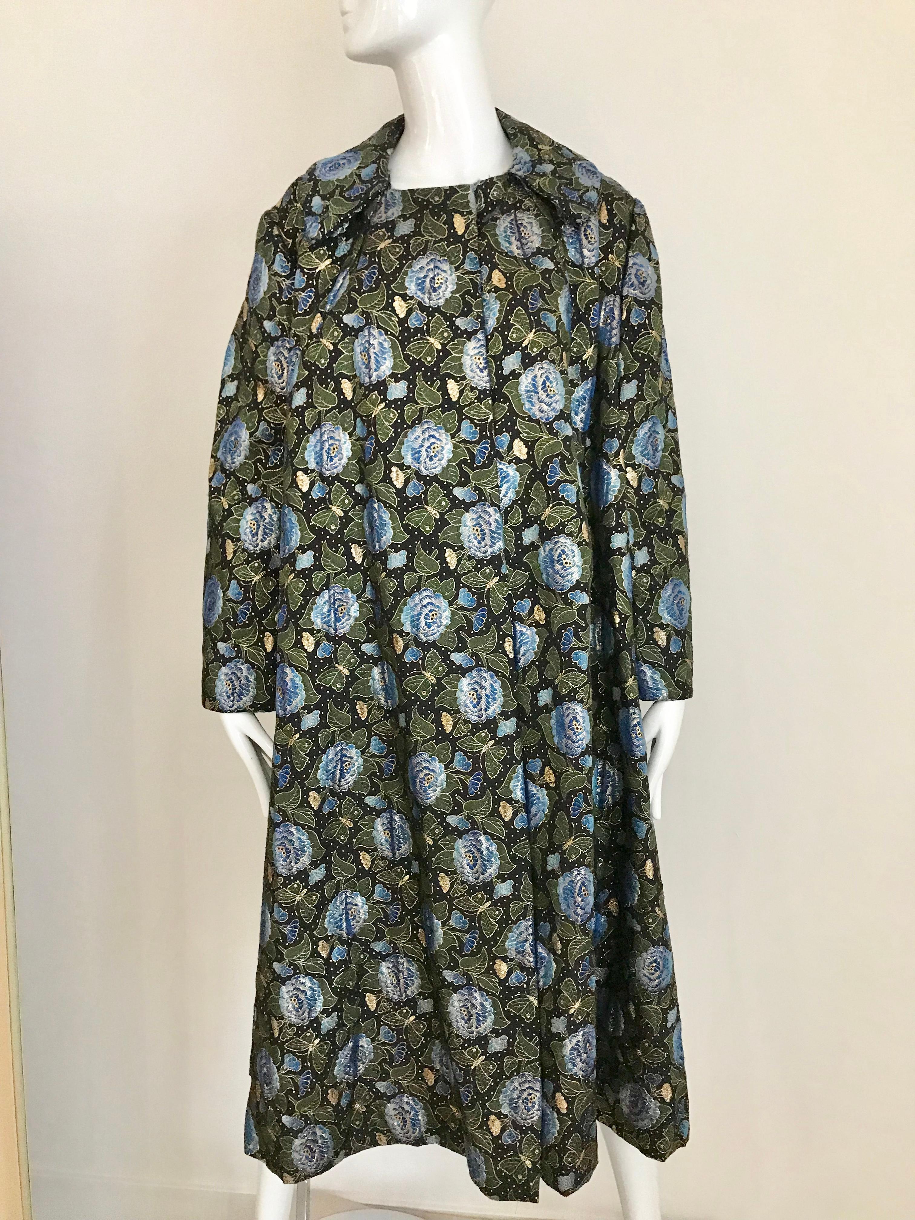 Late 50s Beautiful blue and green brocade swing coat with butterfly and flower pattern. 
Size X large
Bust: 52 inches/ coat length : 43.5”
Sleeve length 22 inches